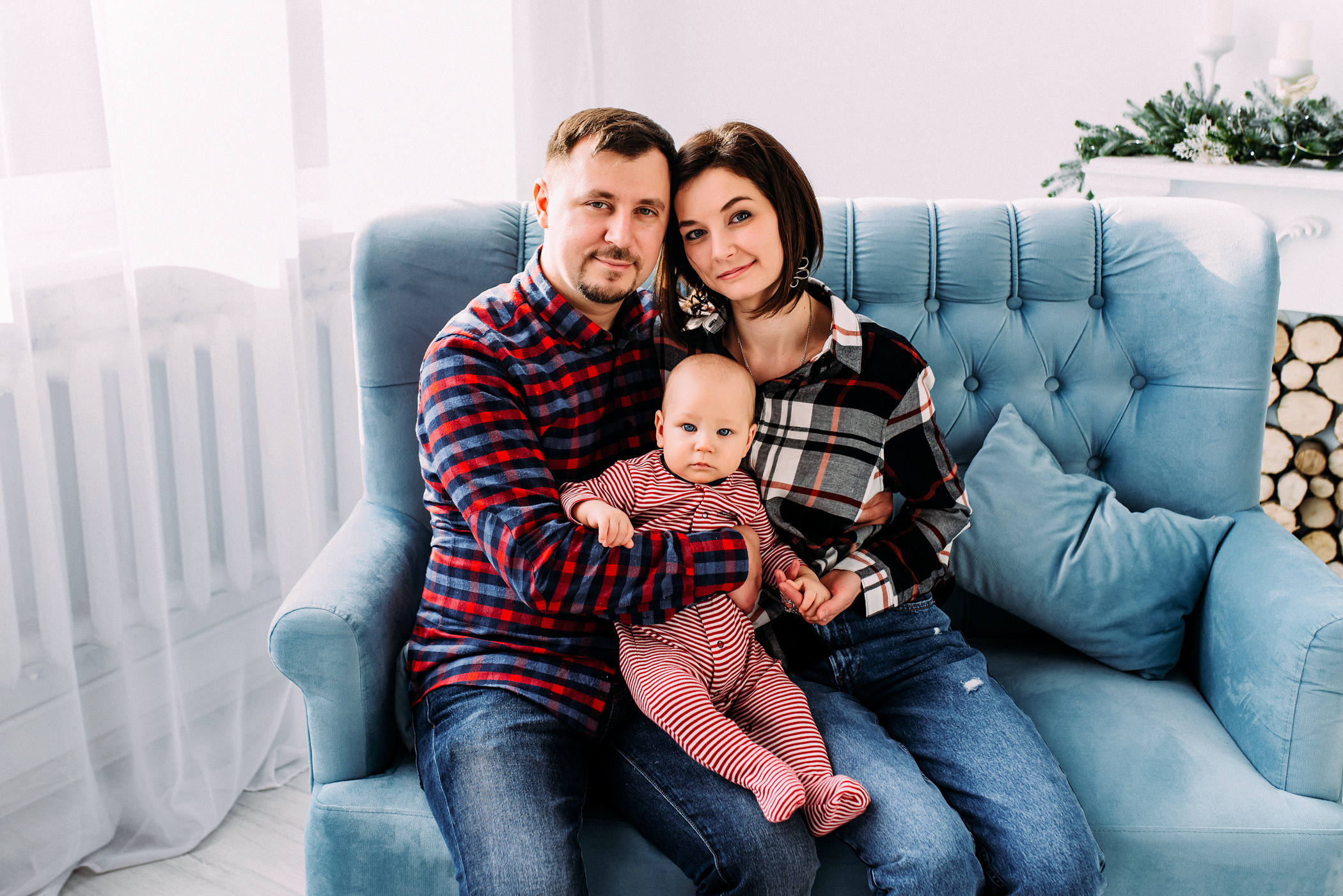 Щаслива сім’я в студії. Весільний фотограф | Рівне | Львів | Ваш фотограф на весілля