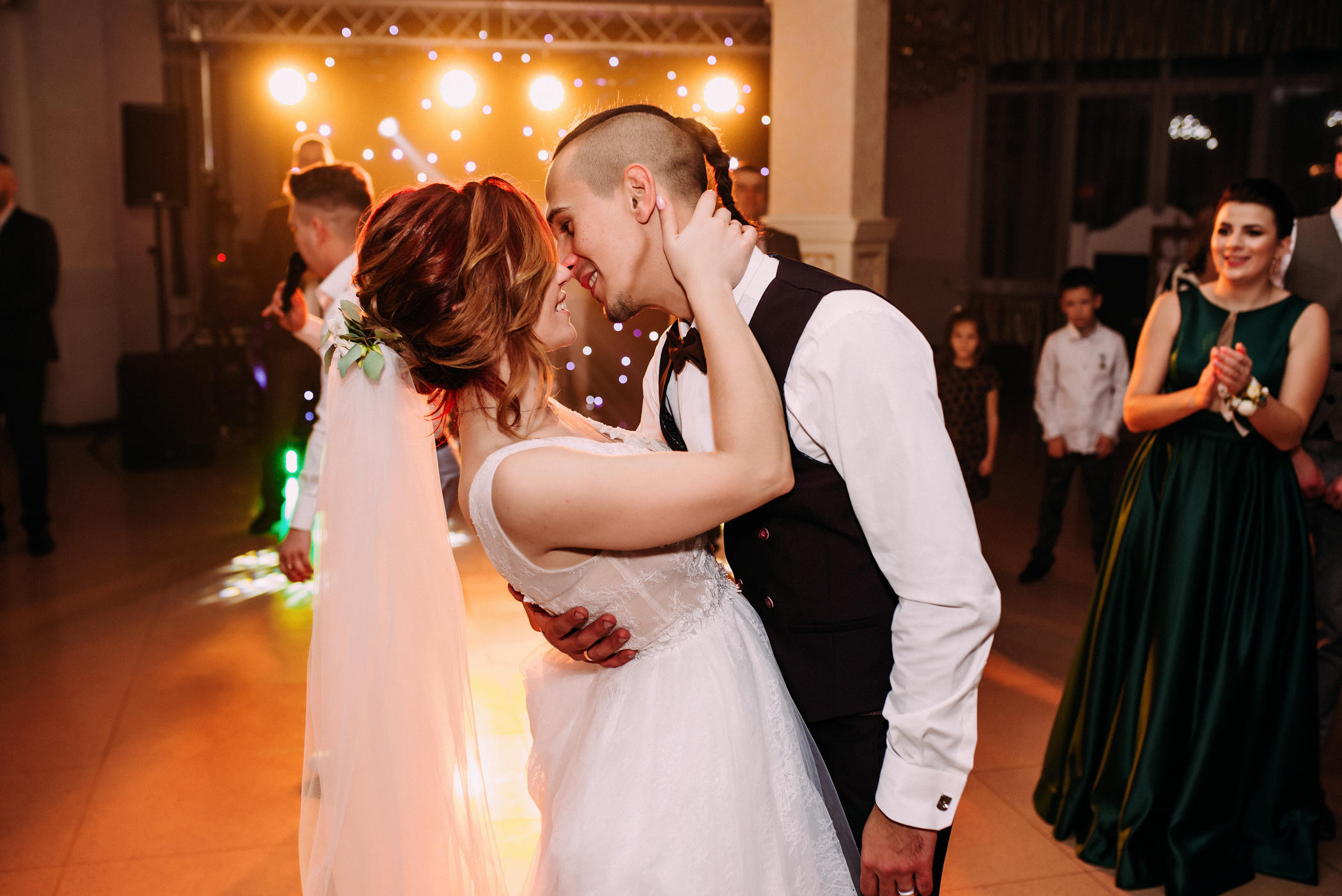 Атмосферне весілля закоханих молодят. Весільний фотограф | Рівне | Львів | Ваш фотограф на весілля