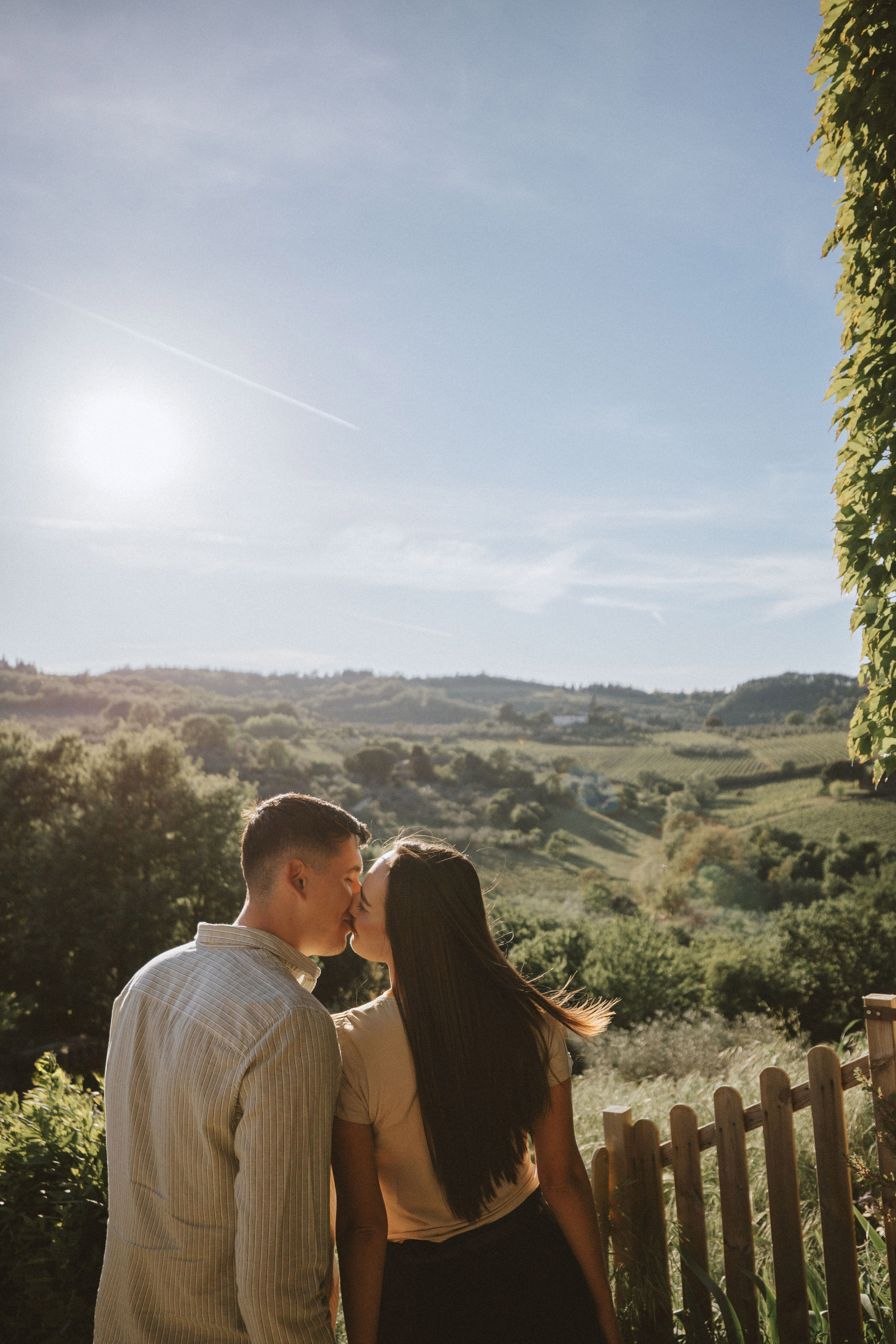 Romantic Couple Photoshoot at a Tuscan Borgo. Fotografo di matrimoni a Firenze, Pisa e Toscana | Fotografia spontanea ed elegante in Italia