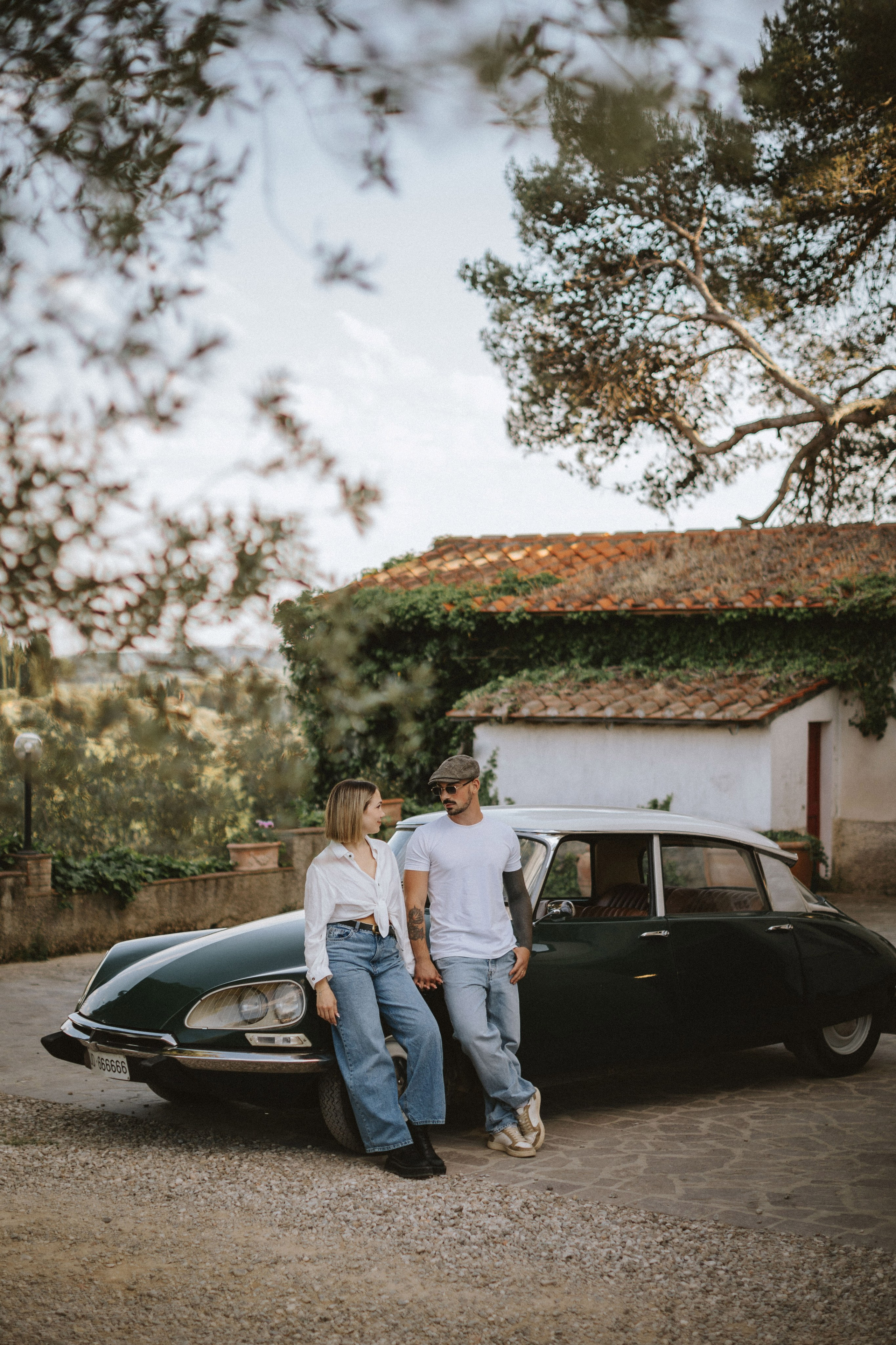 Servizio Fotografico con Auto d’Epoca in Toscana | Sessione di Coppia. Fotografo di matrimoni a Firenze, Pisa e Toscana | Fotografia spontanea ed elegante in Italia