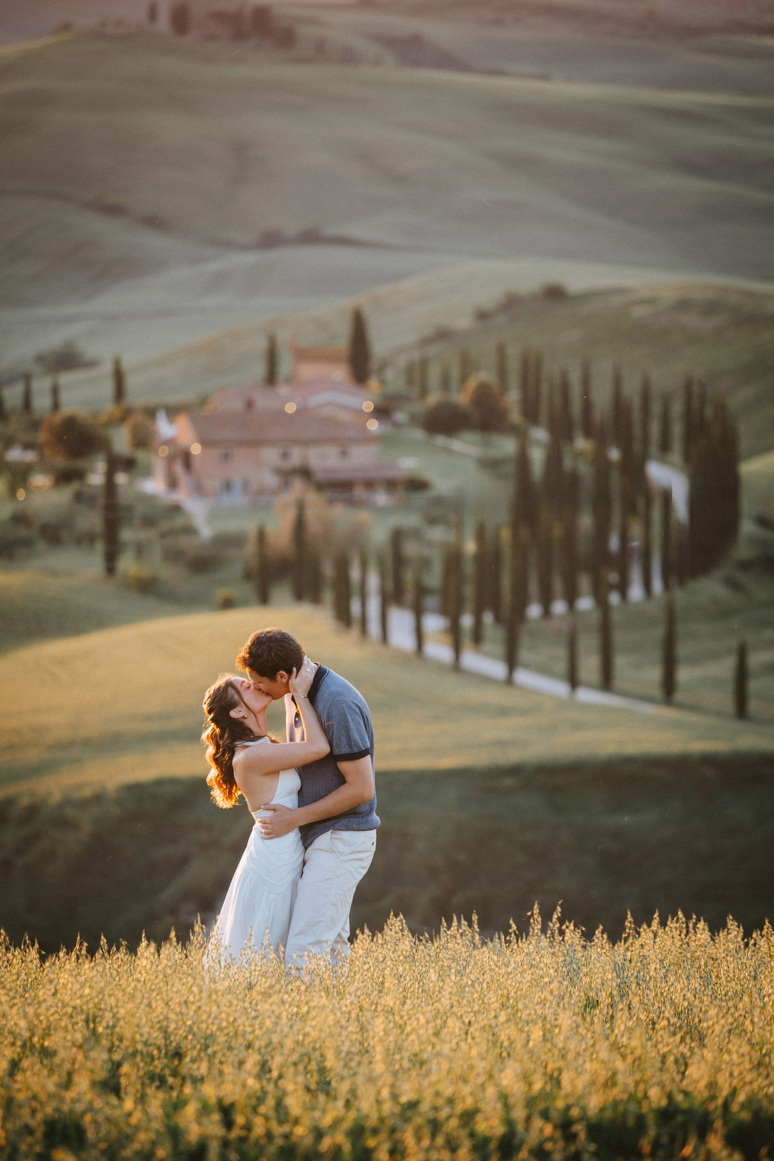 Sunset Engagement Photoshoot in Val d’Orcia. Fotografo di matrimoni a Firenze, Pisa e Toscana | Fotografia spontanea ed elegante in Italia