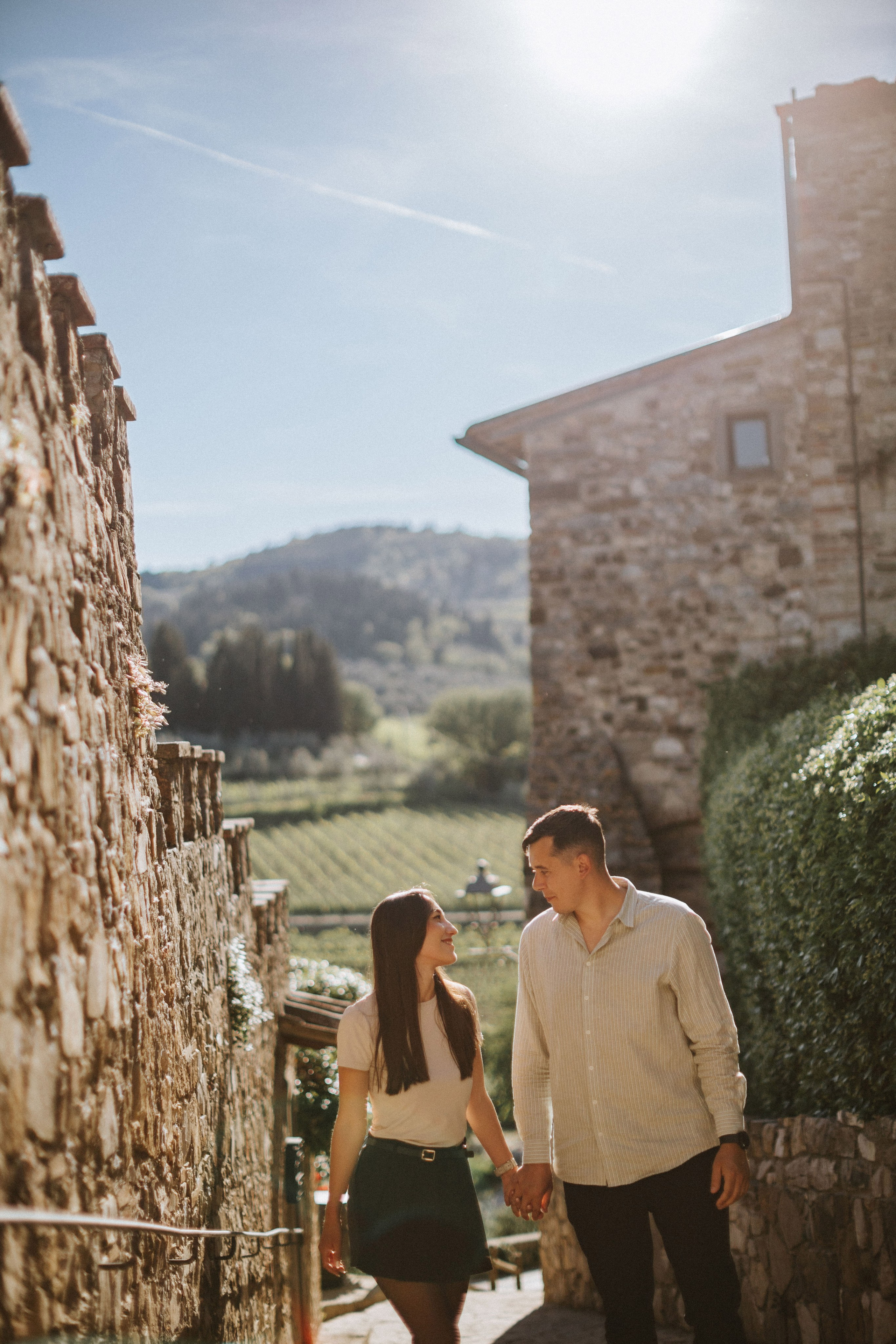 Romantic Couple Photoshoot at a Tuscan Borgo. Fotografo di matrimoni a Firenze, Pisa e Toscana | Fotografia spontanea ed elegante in Italia