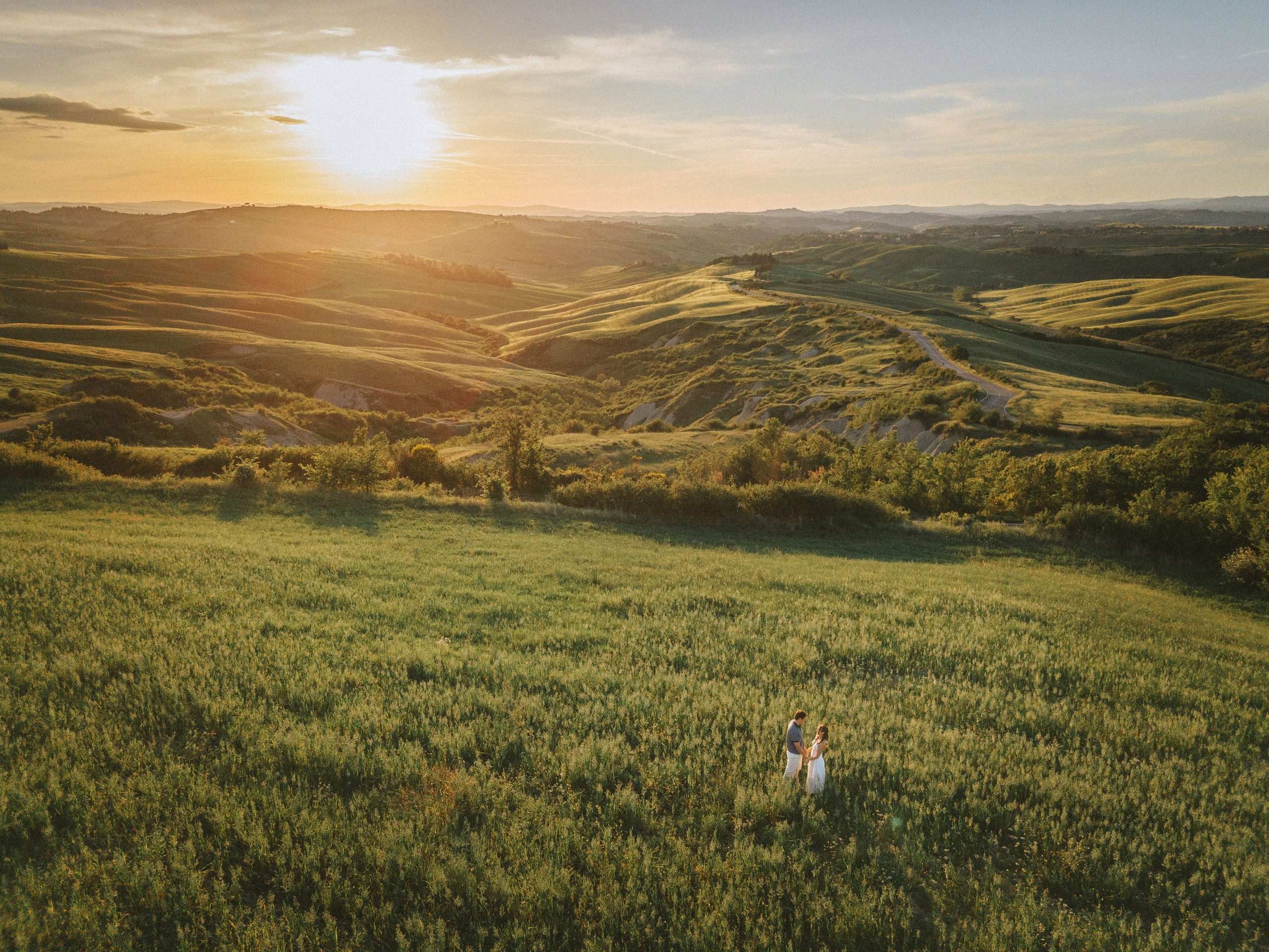 Sunset Engagement Photoshoot in Val d’Orcia. Fotografo di matrimoni a Firenze, Pisa e Toscana | Fotografia spontanea ed elegante in Italia