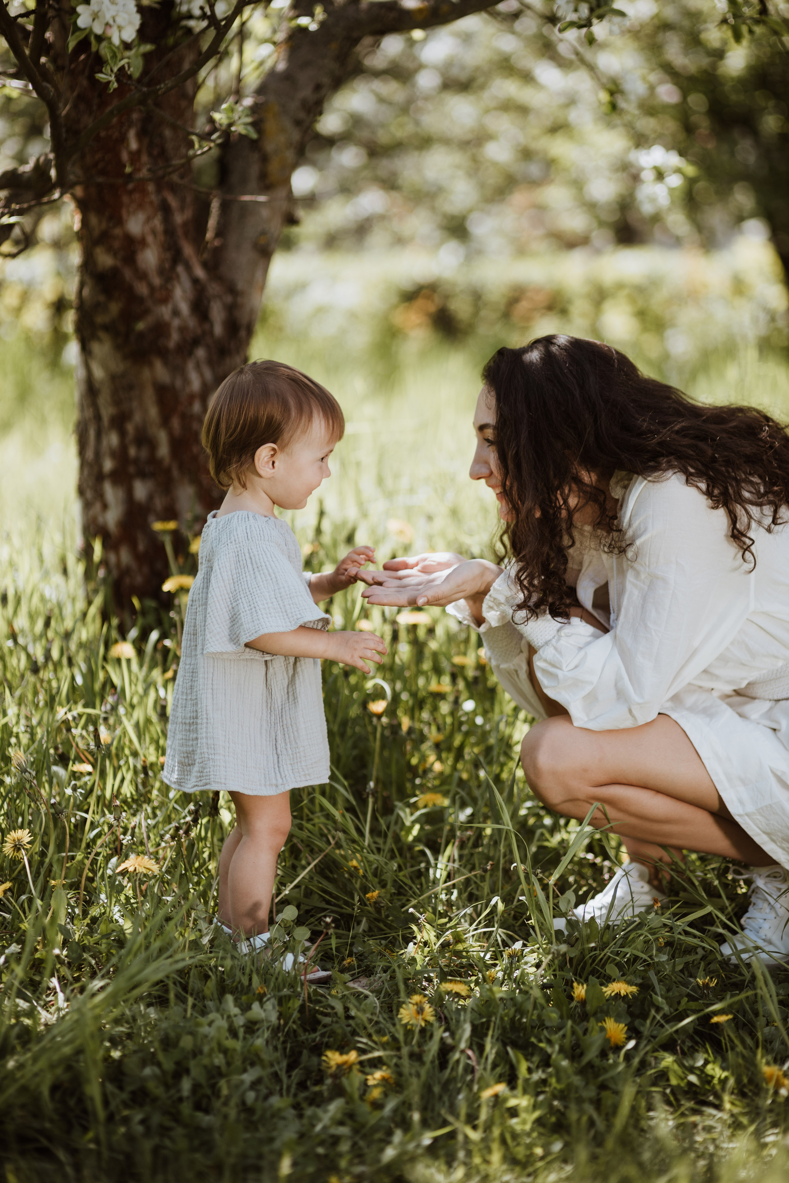 Семейная фотосессия в яблочном саду. Fotografo di matrimoni a Firenze, Pisa e Toscana | Fotografia spontanea ed elegante in Italia