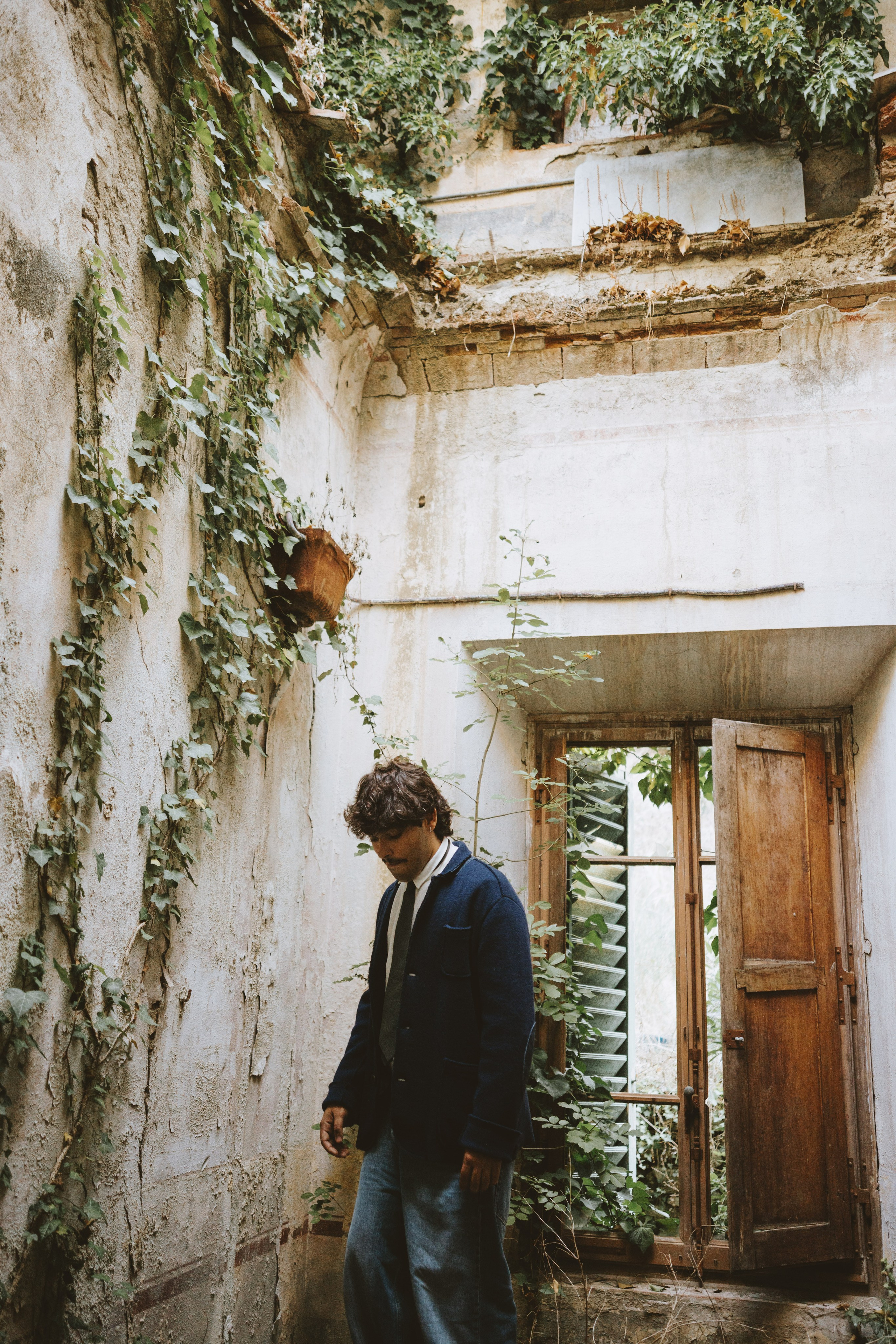 Cinematic Portraits in Prato | Abandoned Villa Musician Session. Wedding Photographer in Florence, Pisa & Tuscany | Candid & Elegant Photography in Italy