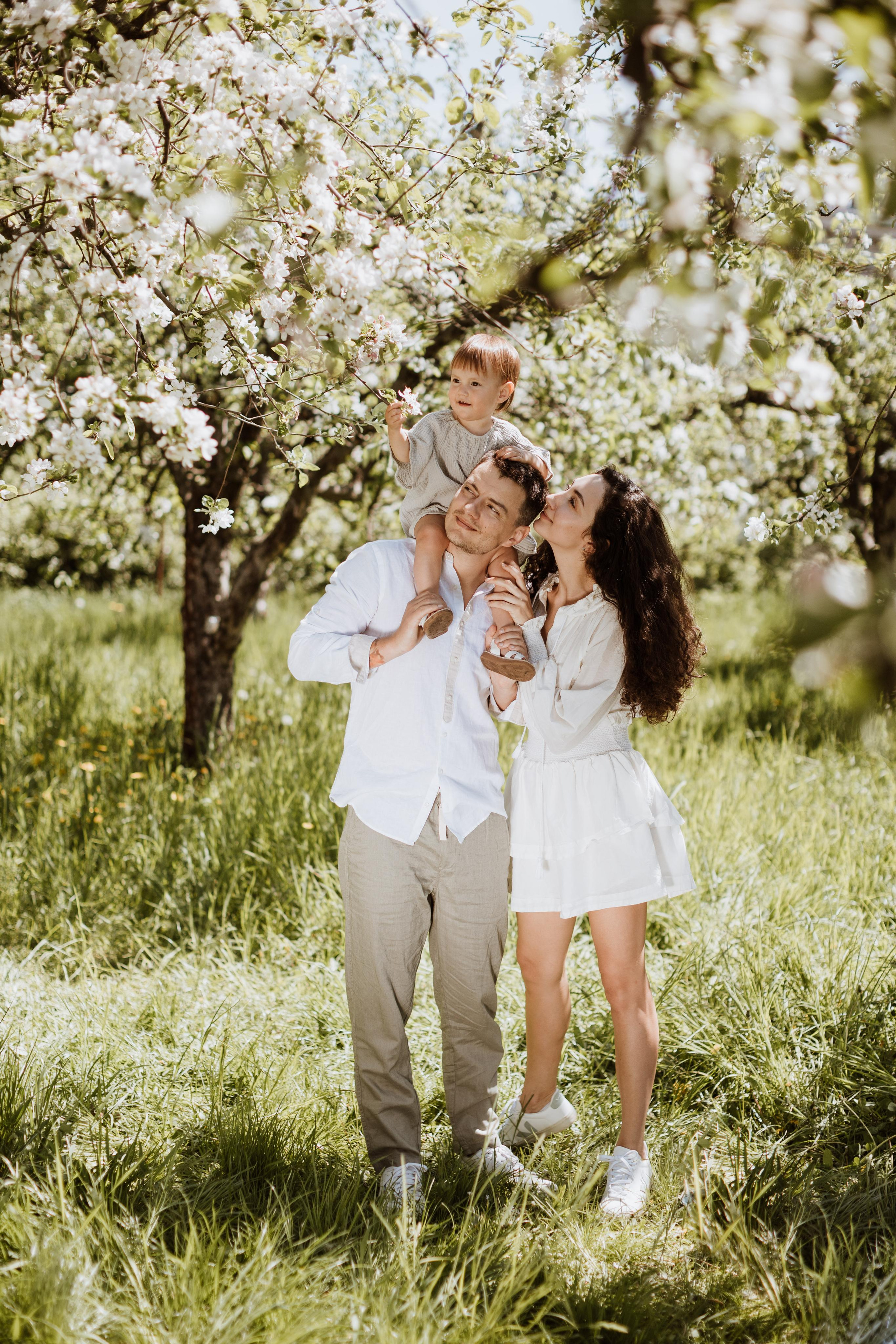 Семейная фотосессия в яблочном саду. Fotografo di matrimoni a Firenze, Pisa e Toscana | Fotografia spontanea ed elegante in Italia