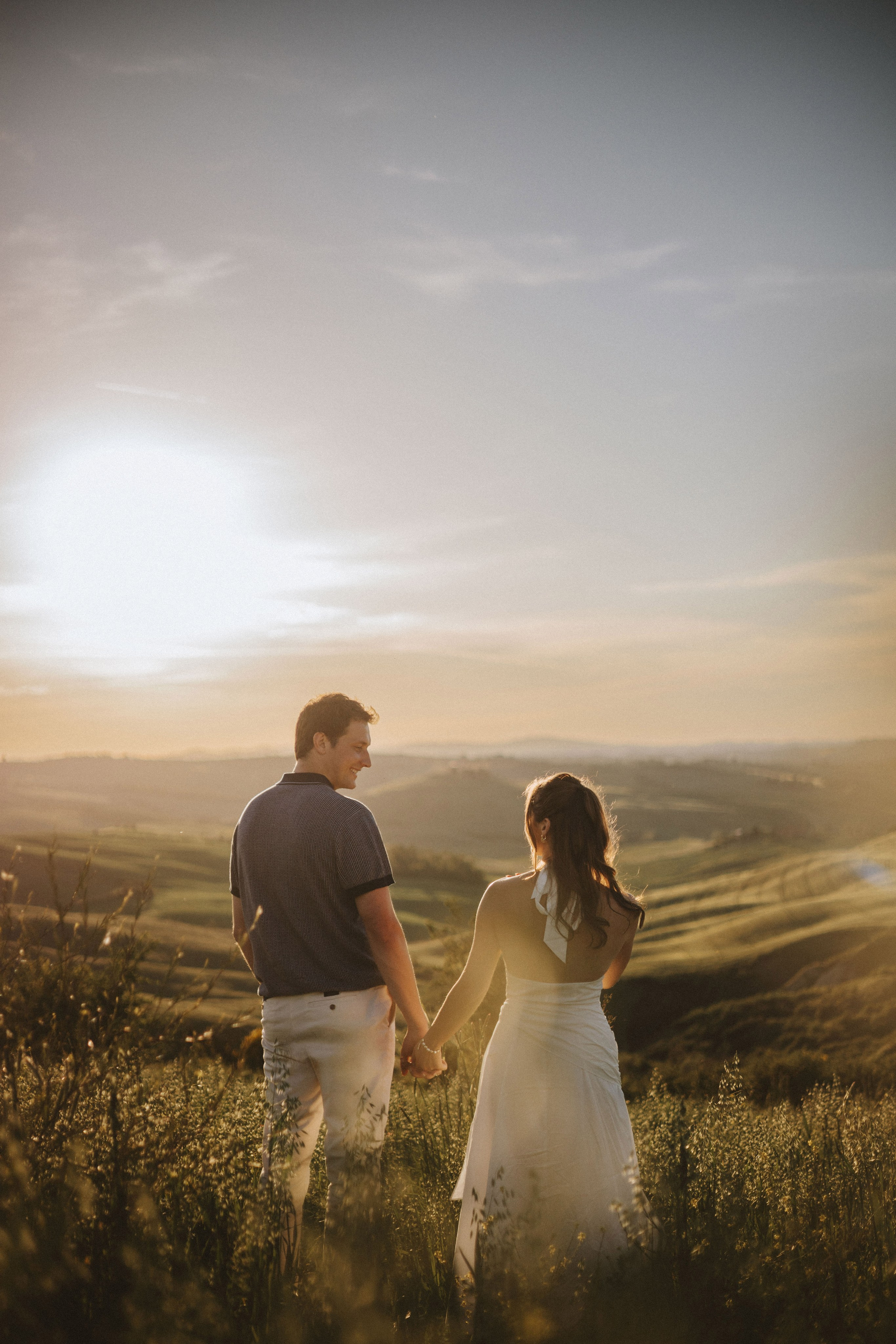 Sunset Engagement Photoshoot in Val d’Orcia. Fotografo di matrimoni a Firenze, Pisa e Toscana | Fotografia spontanea ed elegante in Italia
