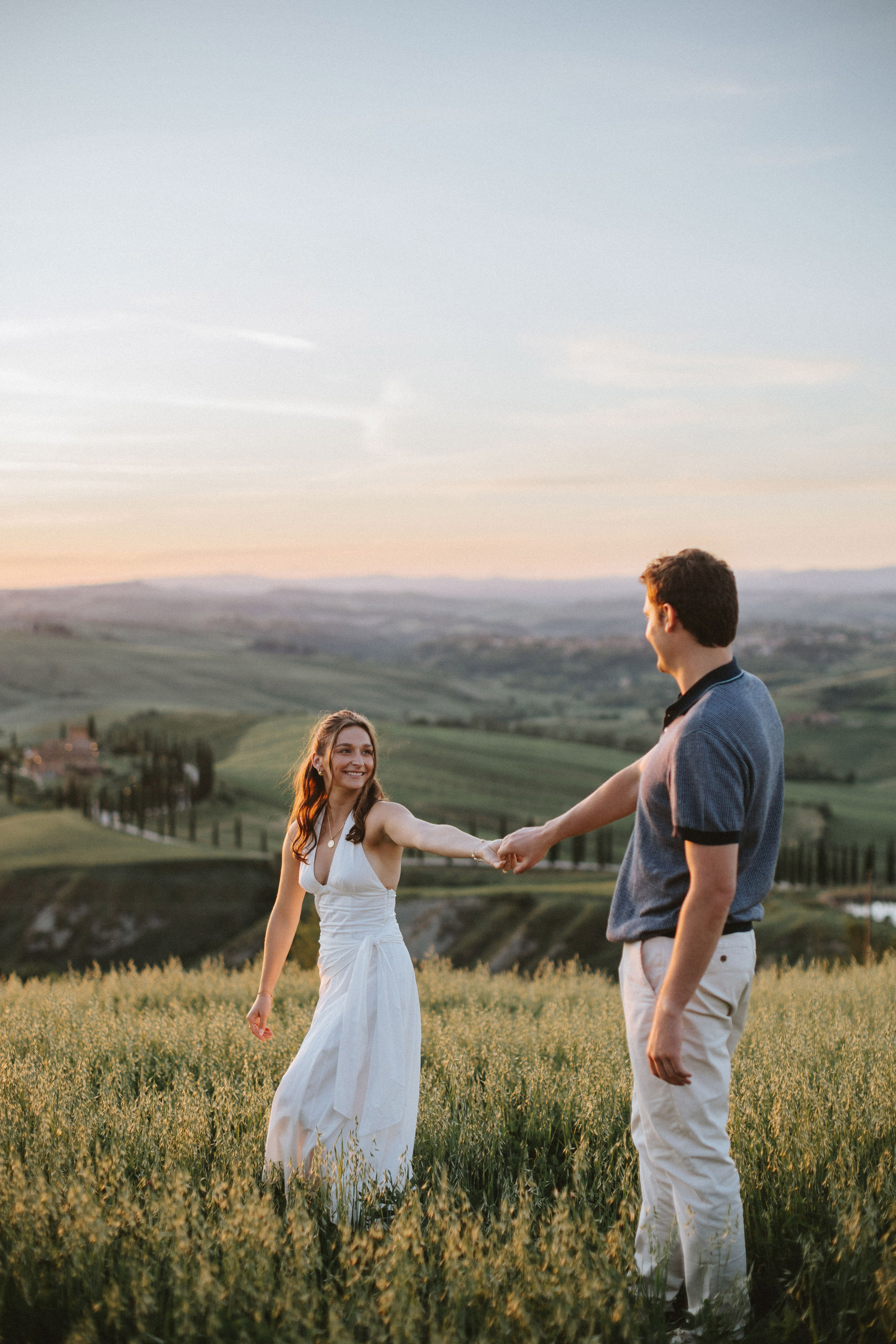 Sunset Engagement Photoshoot in Val d’Orcia. Fotografo di matrimoni a Firenze, Pisa e Toscana | Fotografia spontanea ed elegante in Italia