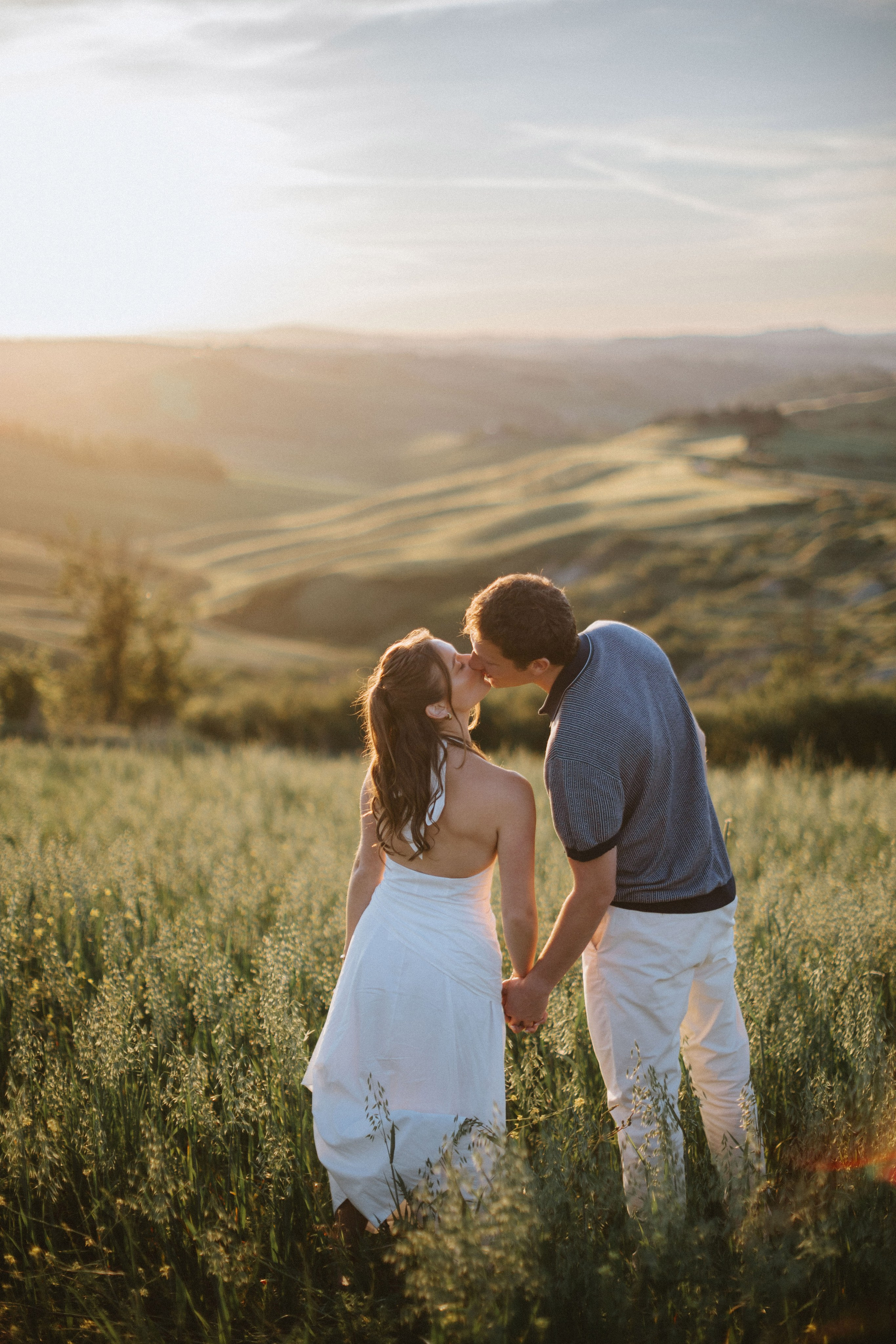 Sunset Engagement Photoshoot in Val d’Orcia. Fotografo di matrimoni a Firenze, Pisa e Toscana | Fotografia spontanea ed elegante in Italia