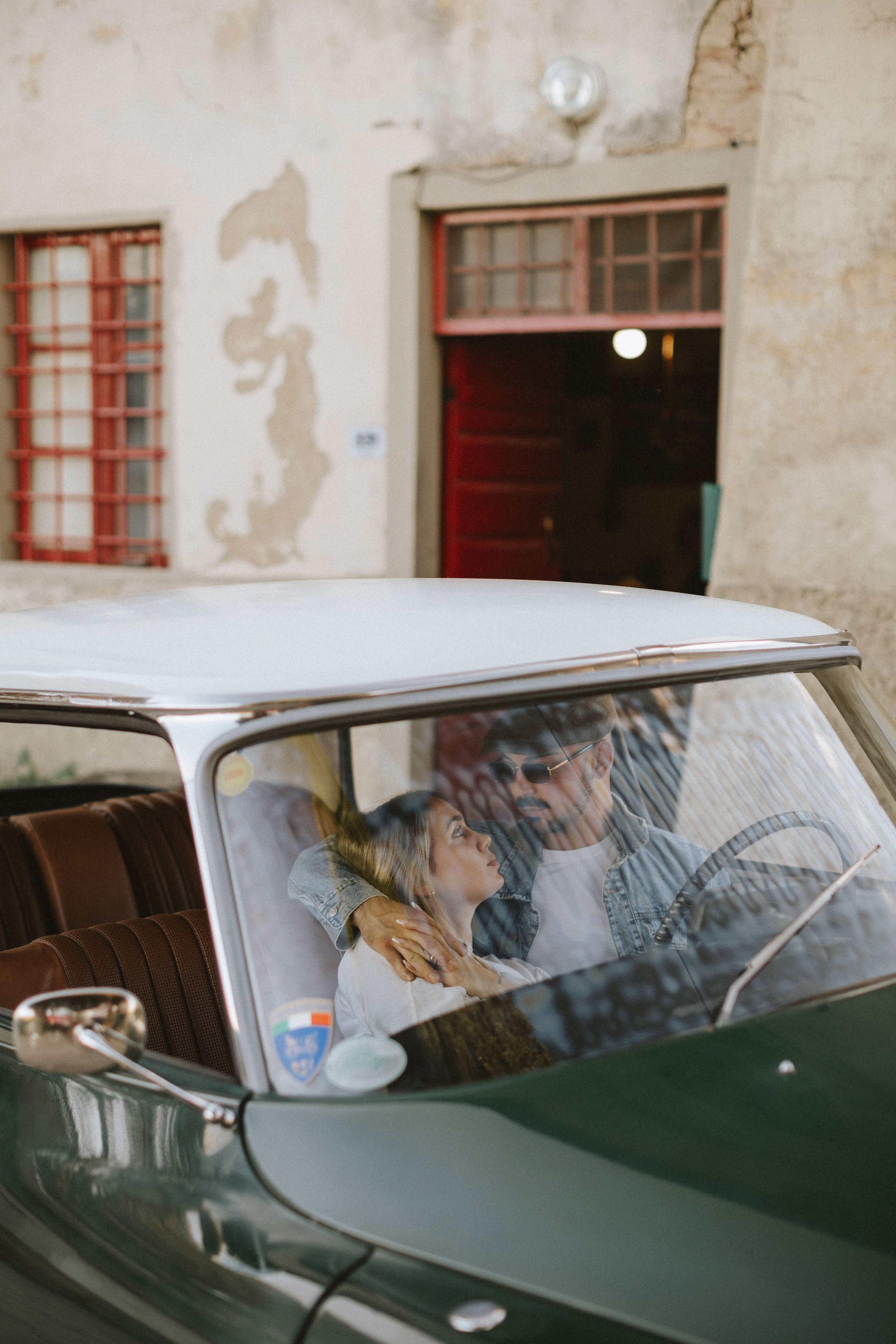 Servizio Fotografico con Auto d’Epoca in Toscana | Sessione di Coppia. Fotografo di matrimoni a Firenze, Pisa e Toscana | Fotografia spontanea ed elegante in Italia