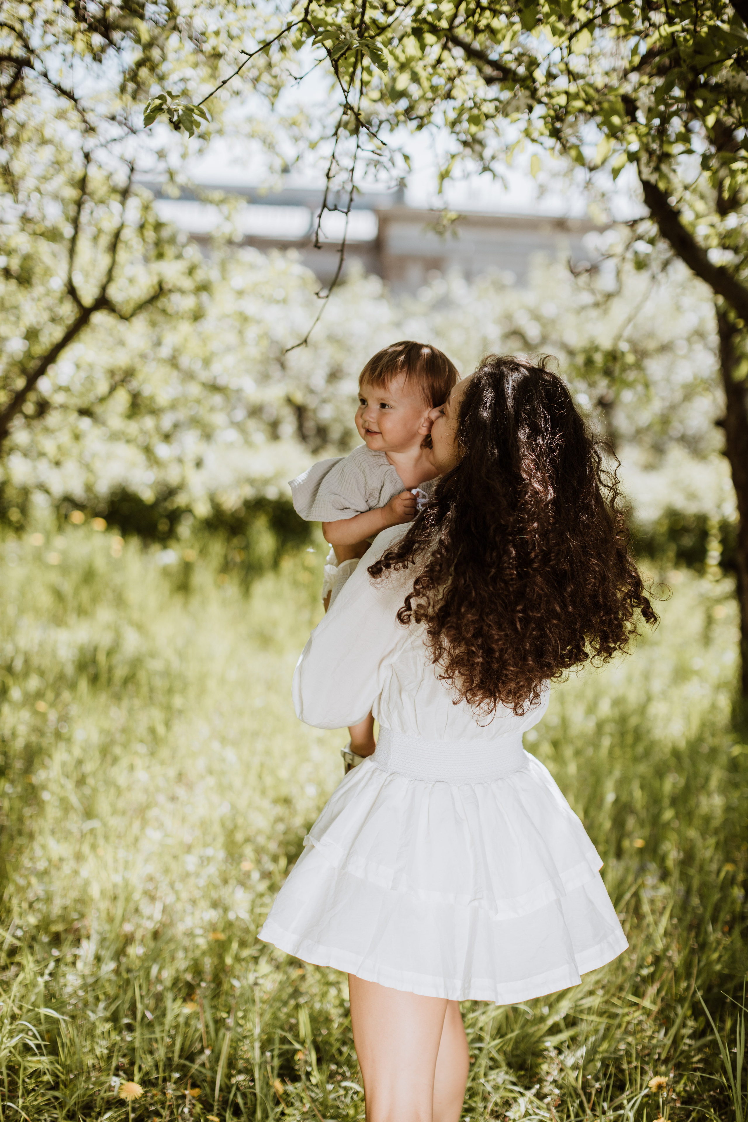 Семейная фотосессия в яблочном саду. Fotografo di matrimoni a Firenze, Pisa e Toscana | Fotografia spontanea ed elegante in Italia