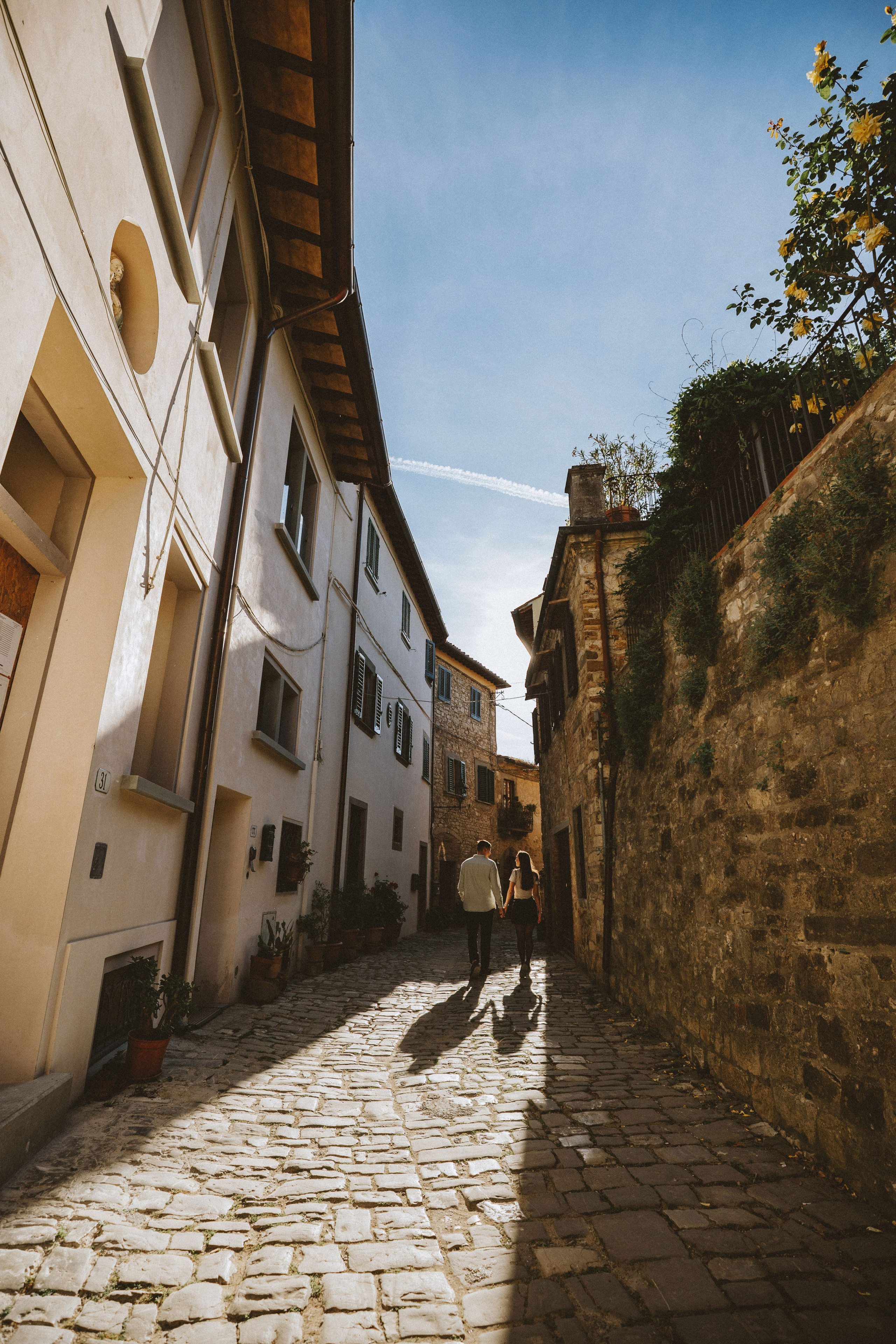 Romantic Couple Photoshoot at a Tuscan Borgo. Fotografo di matrimoni a Firenze, Pisa e Toscana | Fotografia spontanea ed elegante in Italia