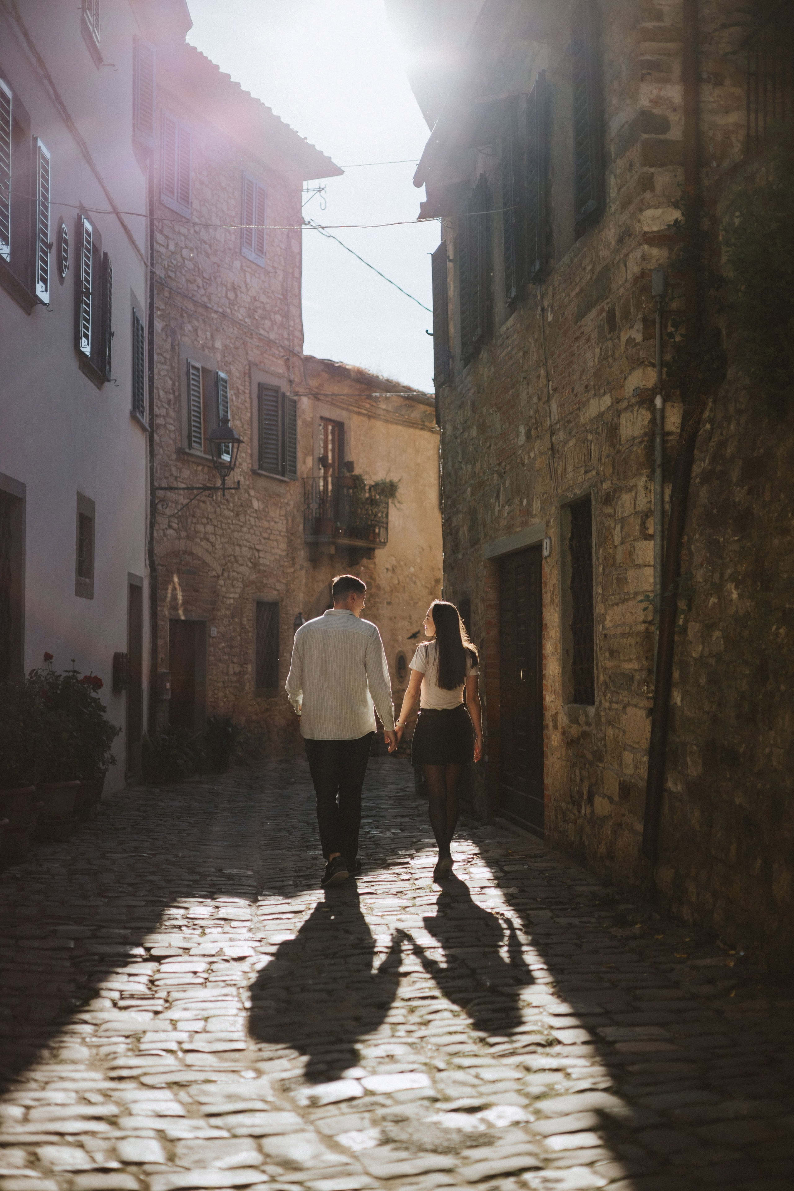 Romantic Couple Photoshoot at a Tuscan Borgo. Fotografo di matrimoni a Firenze, Pisa e Toscana | Fotografia spontanea ed elegante in Italia