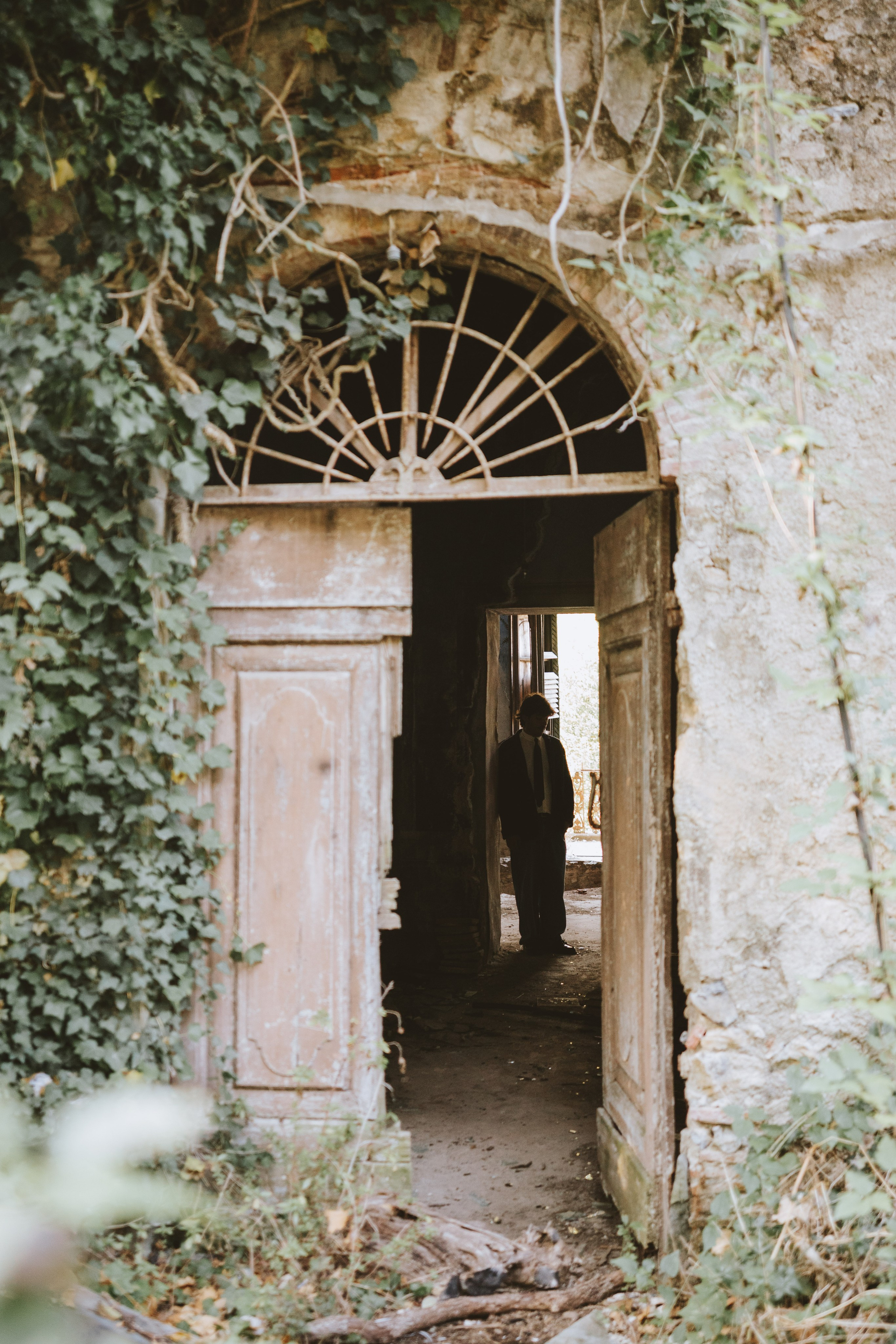 Cinematic Portraits in Prato | Abandoned Villa Musician Session. Wedding Photographer in Florence, Pisa & Tuscany | Candid & Elegant Photography in Italy