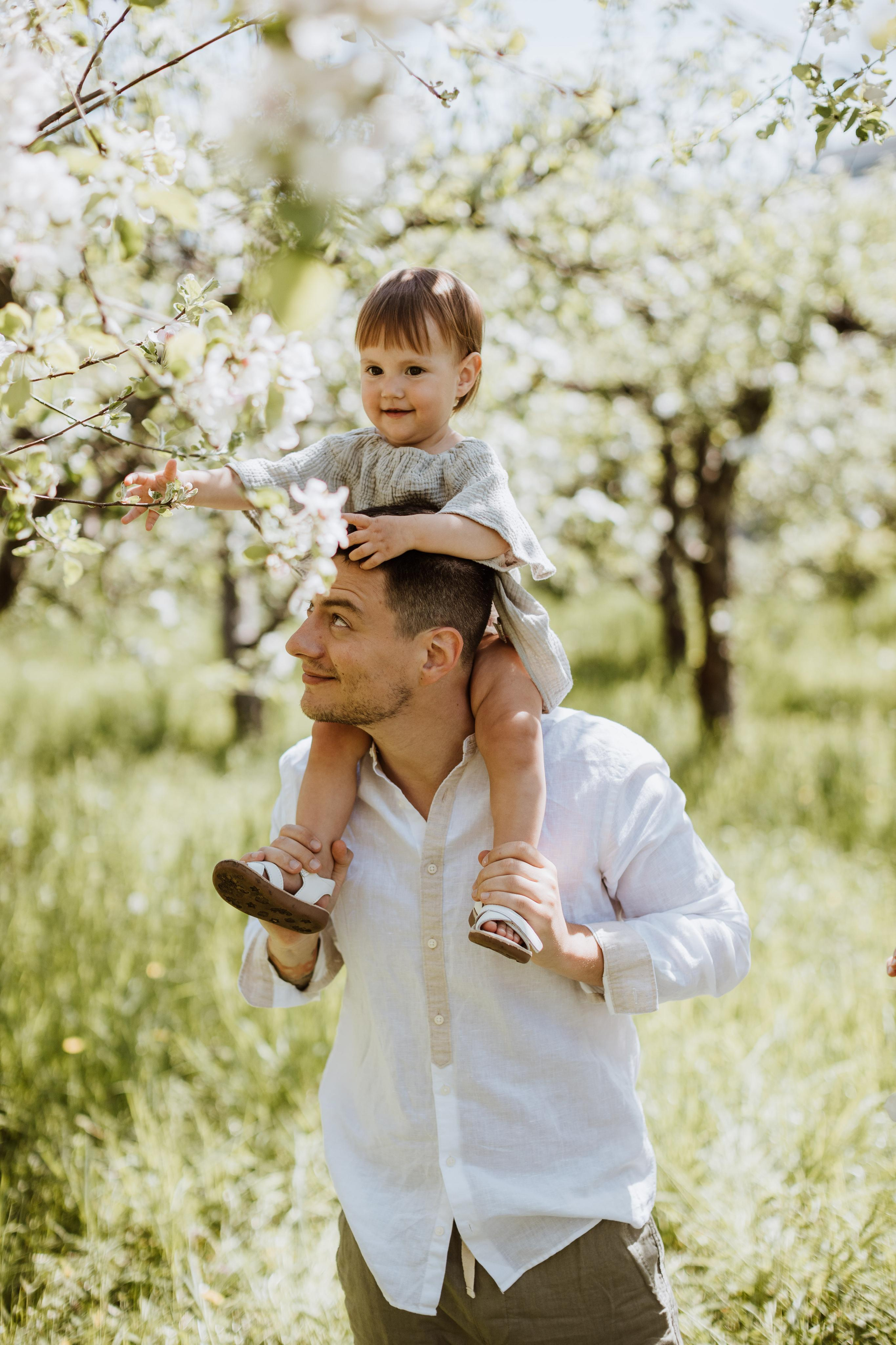 Семейная фотосессия в яблочном саду. Fotografo di matrimoni a Firenze, Pisa e Toscana | Fotografia spontanea ed elegante in Italia
