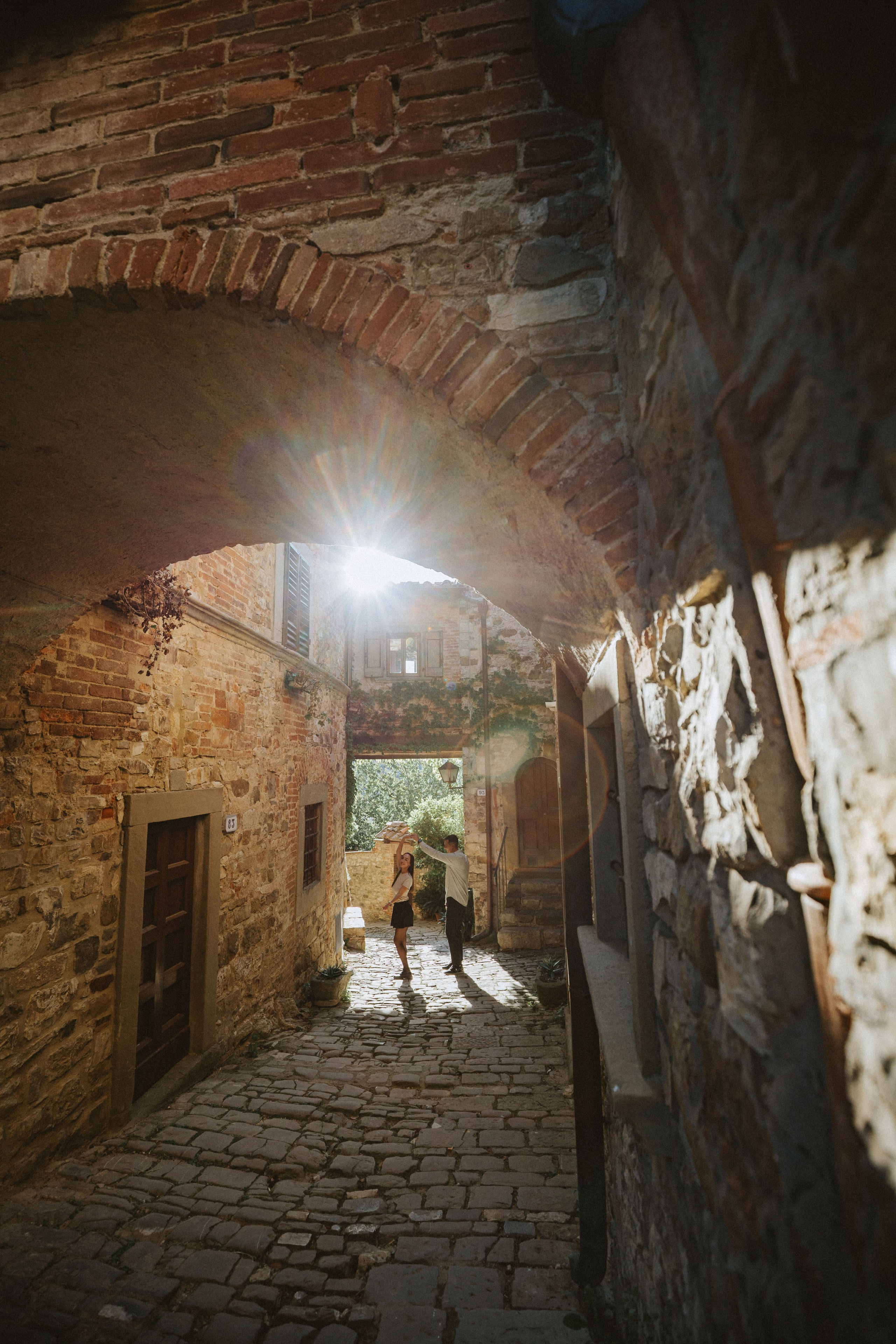 Romantic Couple Photoshoot at a Tuscan Borgo. Fotografo di matrimoni a Firenze, Pisa e Toscana | Fotografia spontanea ed elegante in Italia
