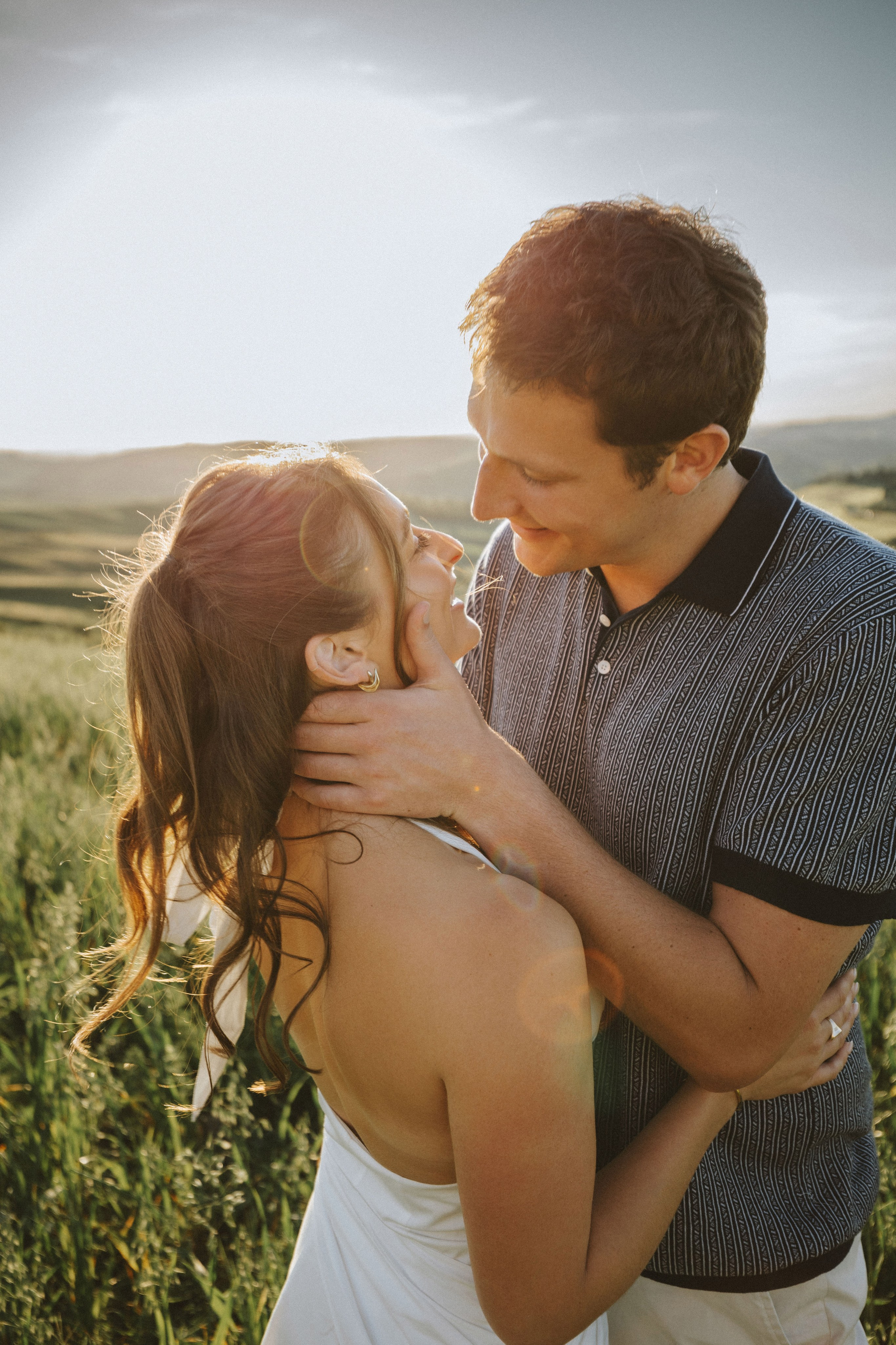 Sunset Engagement Photoshoot in Val d’Orcia. Fotografo di matrimoni a Firenze, Pisa e Toscana | Fotografia spontanea ed elegante in Italia