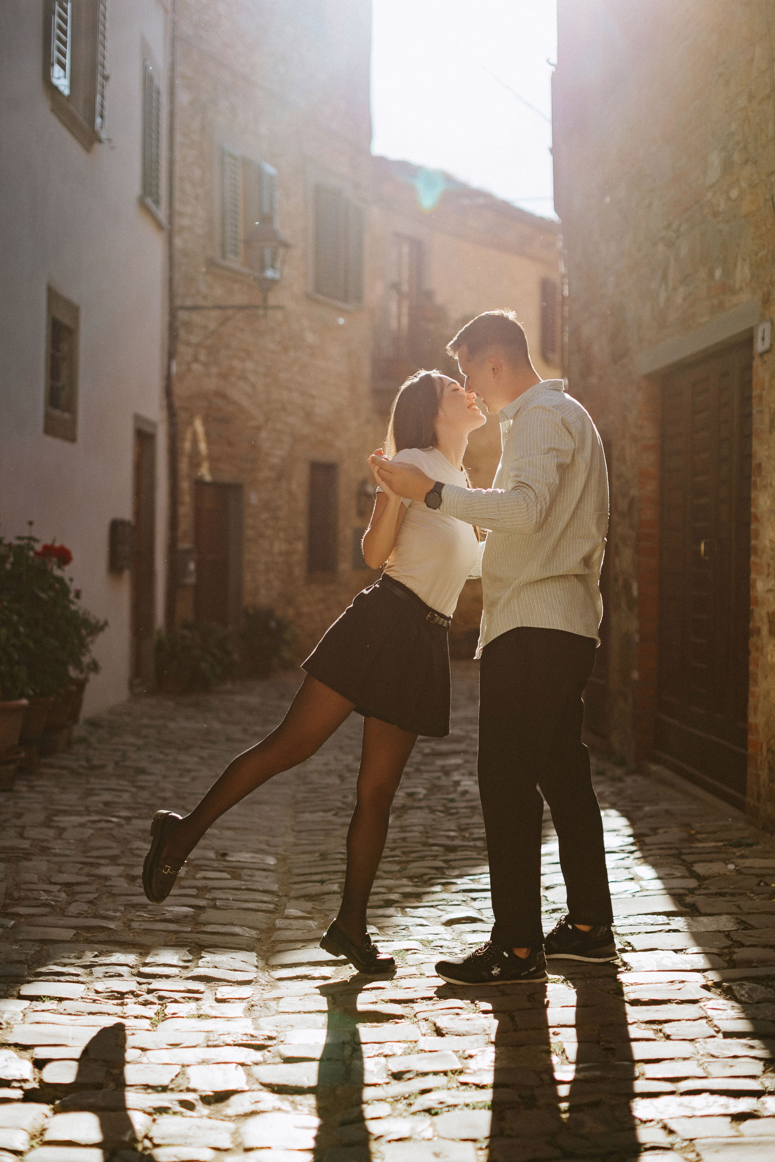 Romantic Couple Photoshoot at a Tuscan Borgo. Fotografo di matrimoni a Firenze, Pisa e Toscana | Fotografia spontanea ed elegante in Italia