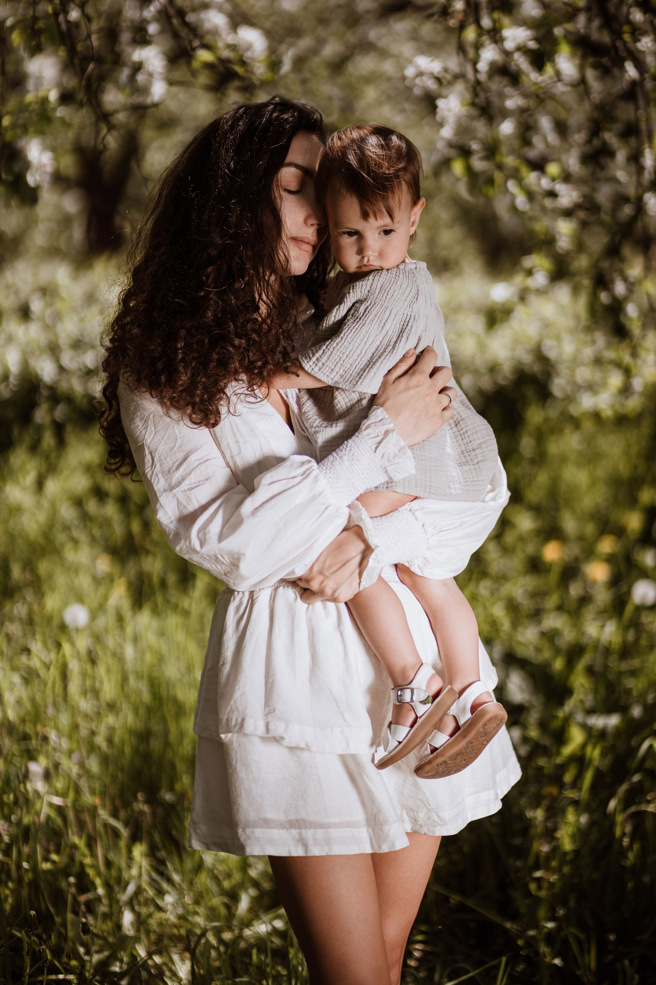 Семейная фотосессия в яблочном саду. Fotografo di matrimoni a Firenze, Pisa e Toscana | Fotografia spontanea ed elegante in Italia