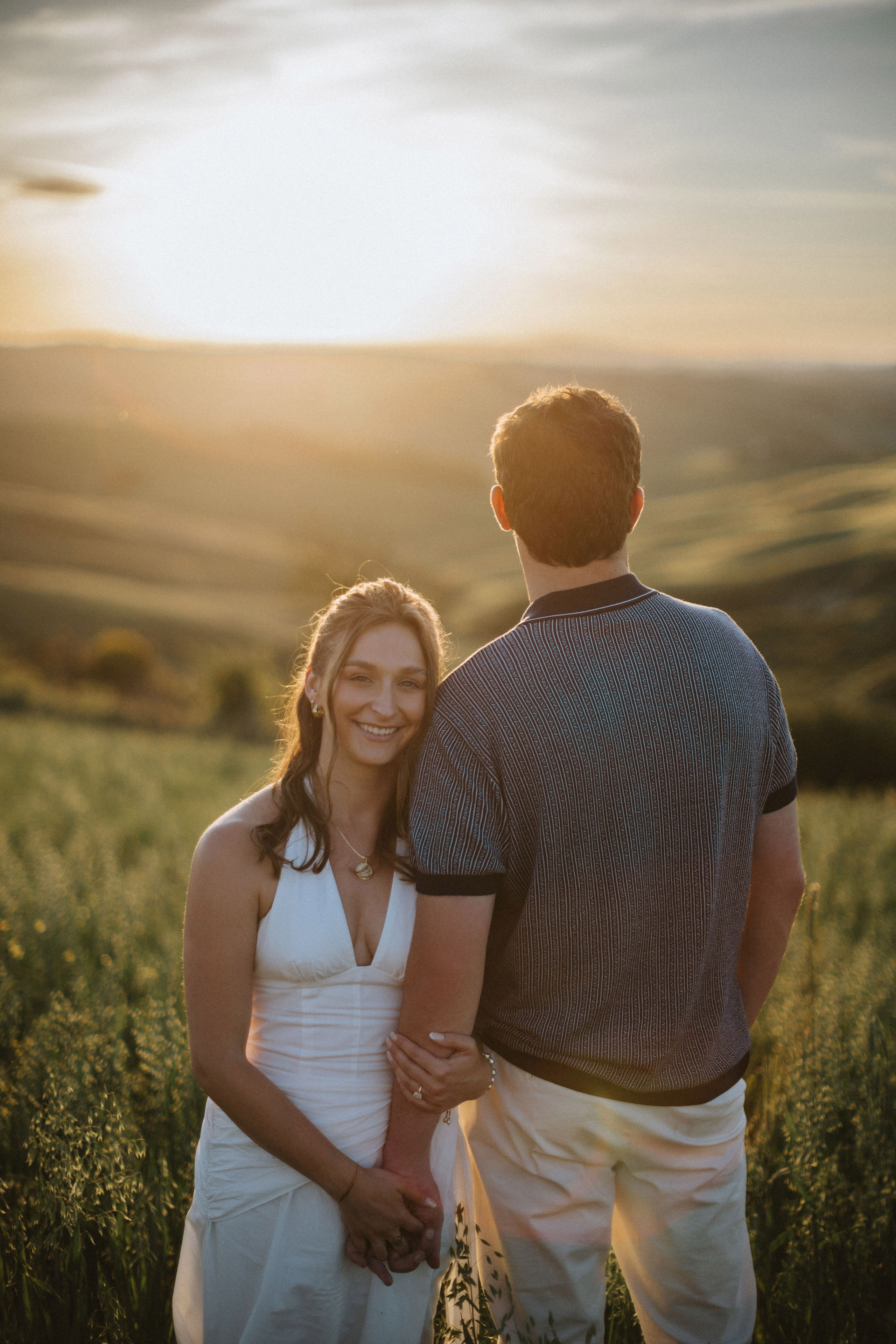Sunset Engagement Photoshoot in Val d’Orcia. Fotografo di matrimoni a Firenze, Pisa e Toscana | Fotografia spontanea ed elegante in Italia