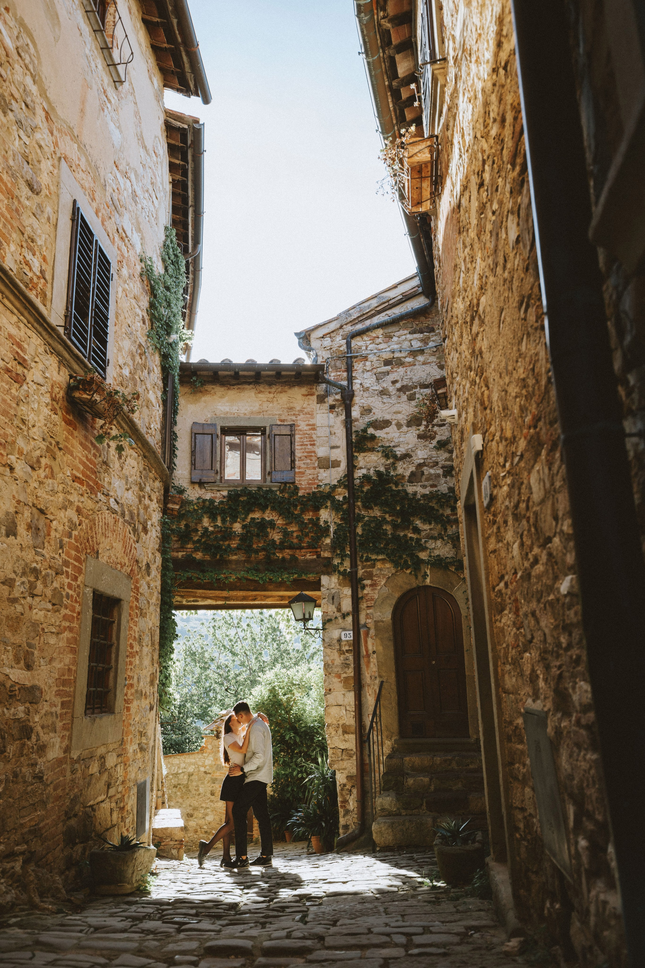 Romantic Couple Photoshoot at a Tuscan Borgo. Fotografo di matrimoni a Firenze, Pisa e Toscana | Fotografia spontanea ed elegante in Italia