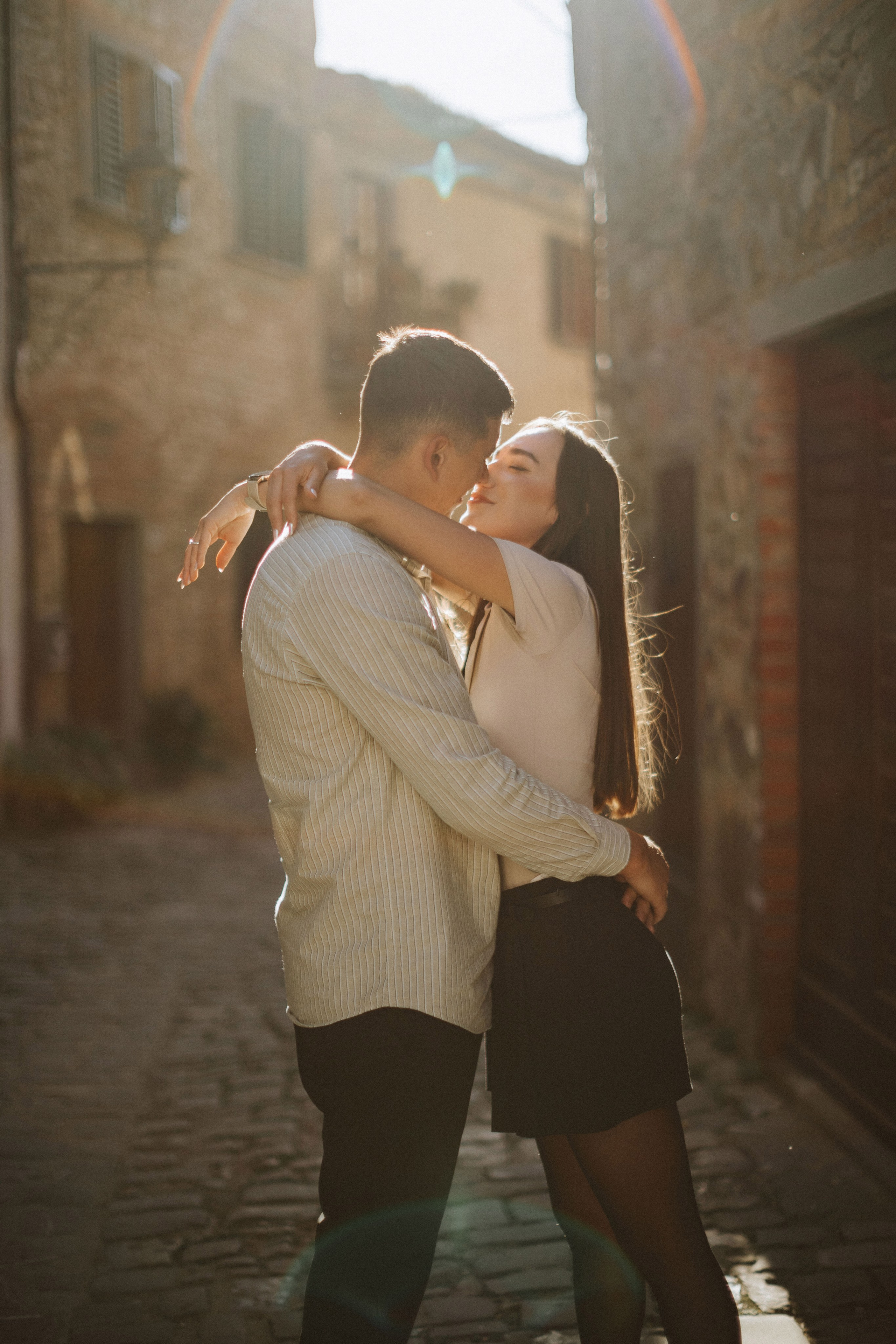 Romantic Couple Photoshoot at a Tuscan Borgo. Fotografo di matrimoni a Firenze, Pisa e Toscana | Fotografia spontanea ed elegante in Italia
