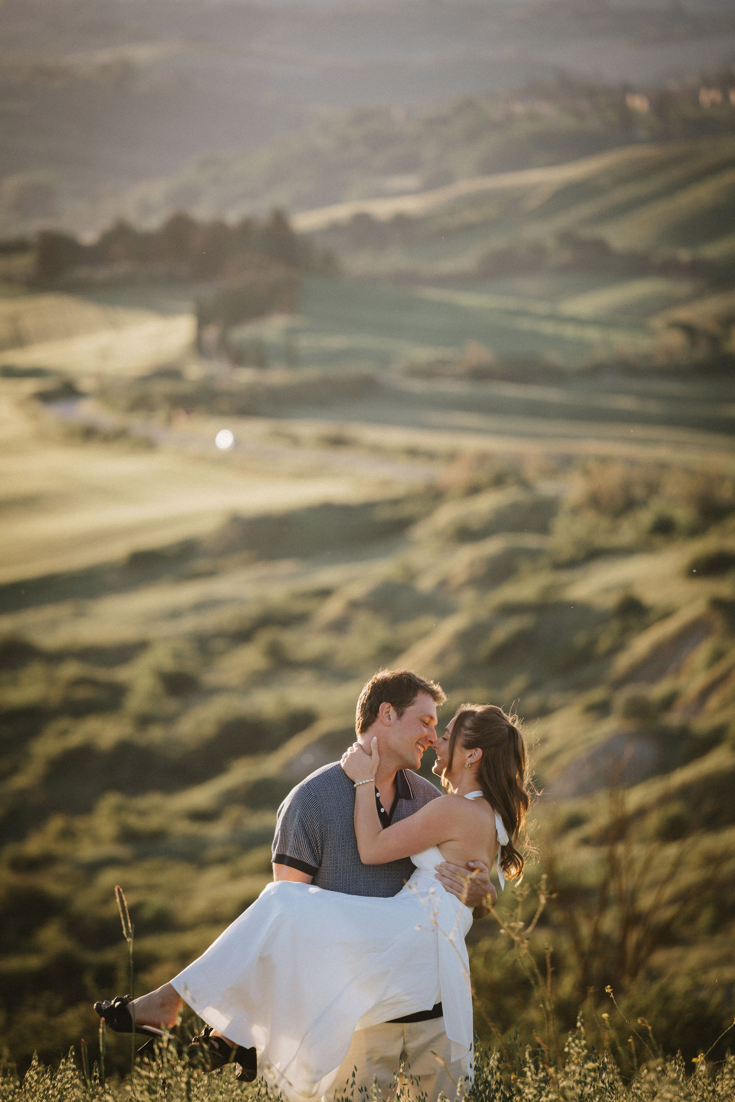 Sunset Engagement Photoshoot in Val d’Orcia. Fotografo di matrimoni a Firenze, Pisa e Toscana | Fotografia spontanea ed elegante in Italia