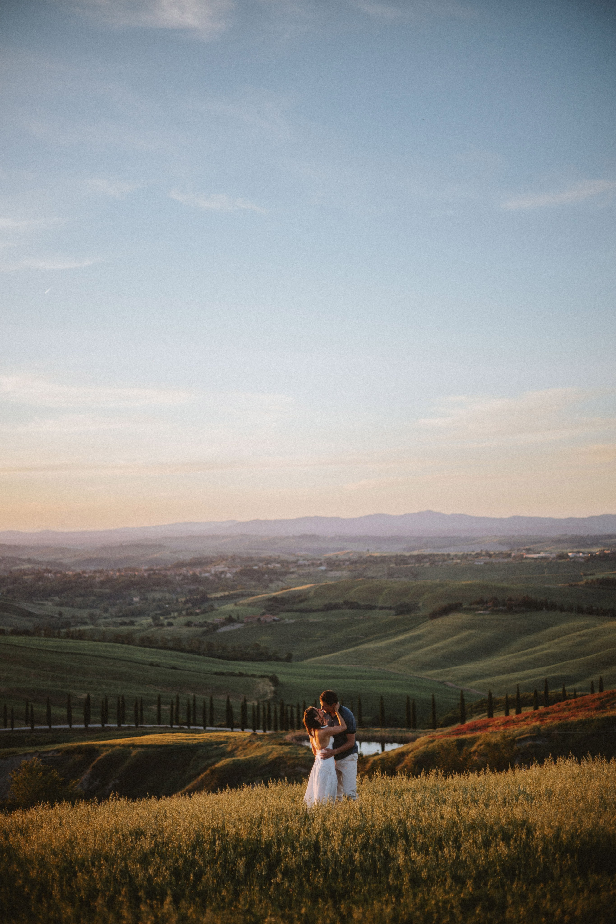 Sunset Engagement Photoshoot in Val d’Orcia. Fotografo di matrimoni a Firenze, Pisa e Toscana | Fotografia spontanea ed elegante in Italia