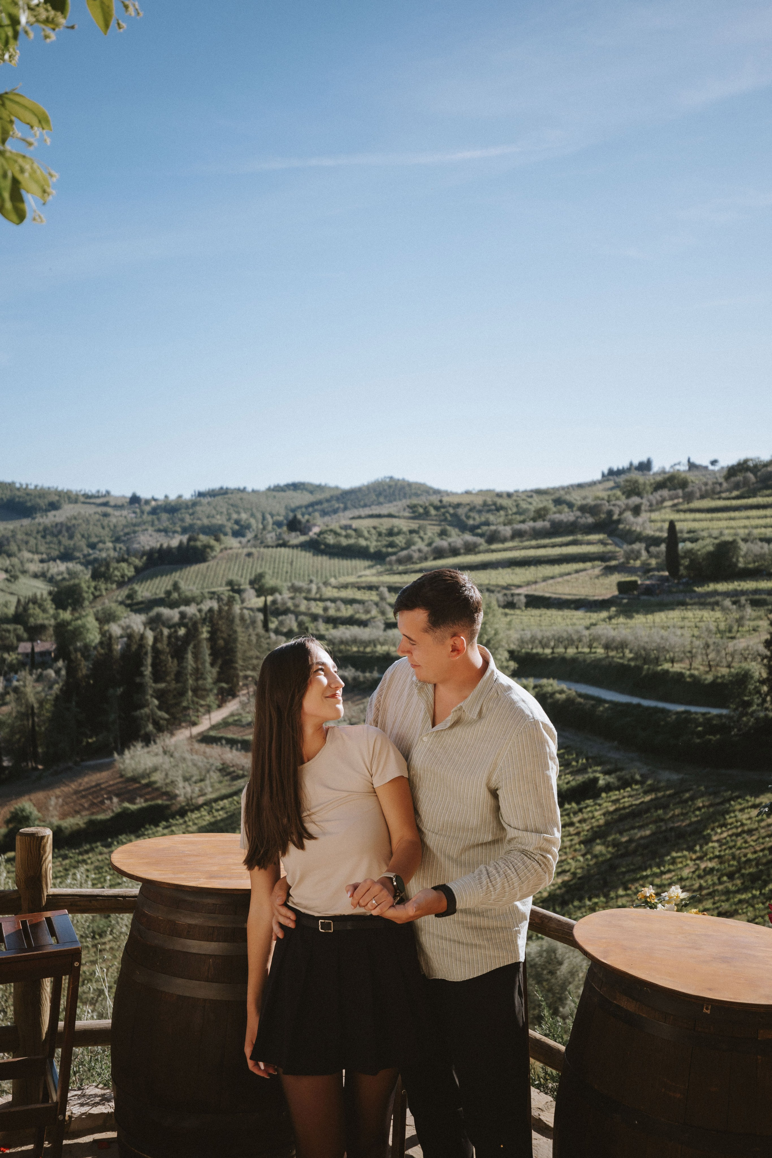 Romantic Couple Photoshoot at a Tuscan Borgo. Fotografo di matrimoni a Firenze, Pisa e Toscana | Fotografia spontanea ed elegante in Italia