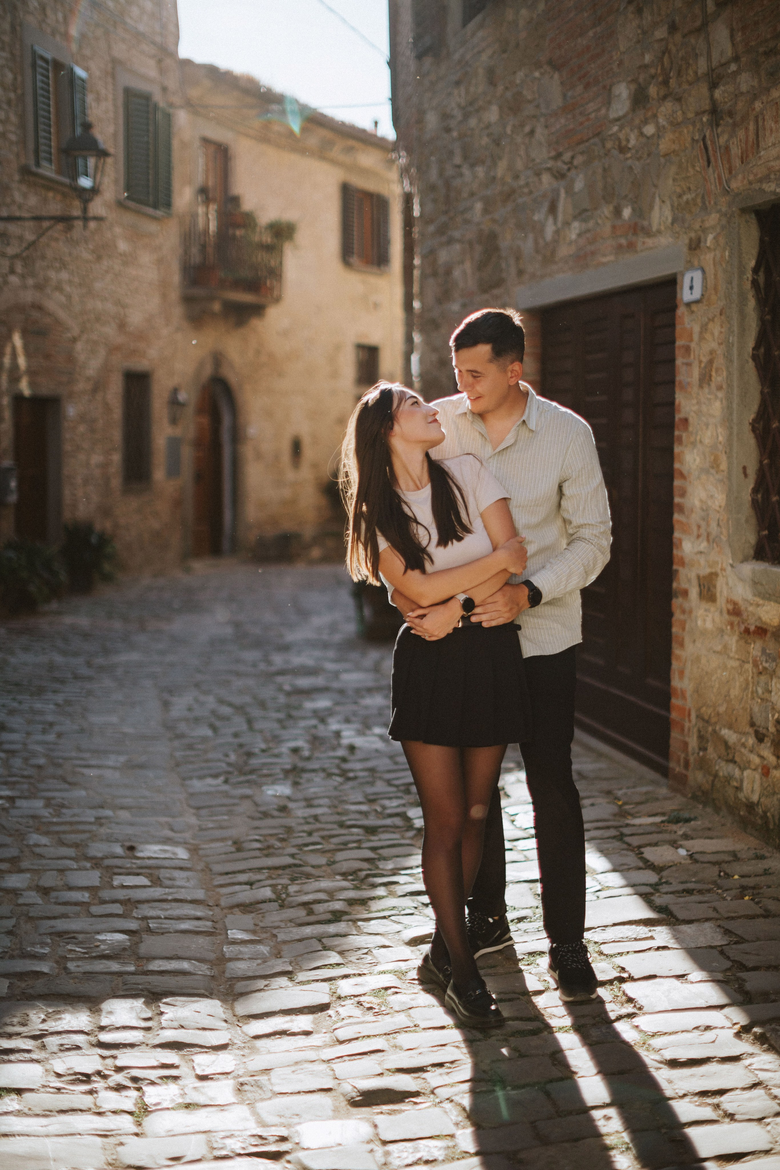 Romantic Couple Photoshoot at a Tuscan Borgo. Fotografo di matrimoni a Firenze, Pisa e Toscana | Fotografia spontanea ed elegante in Italia