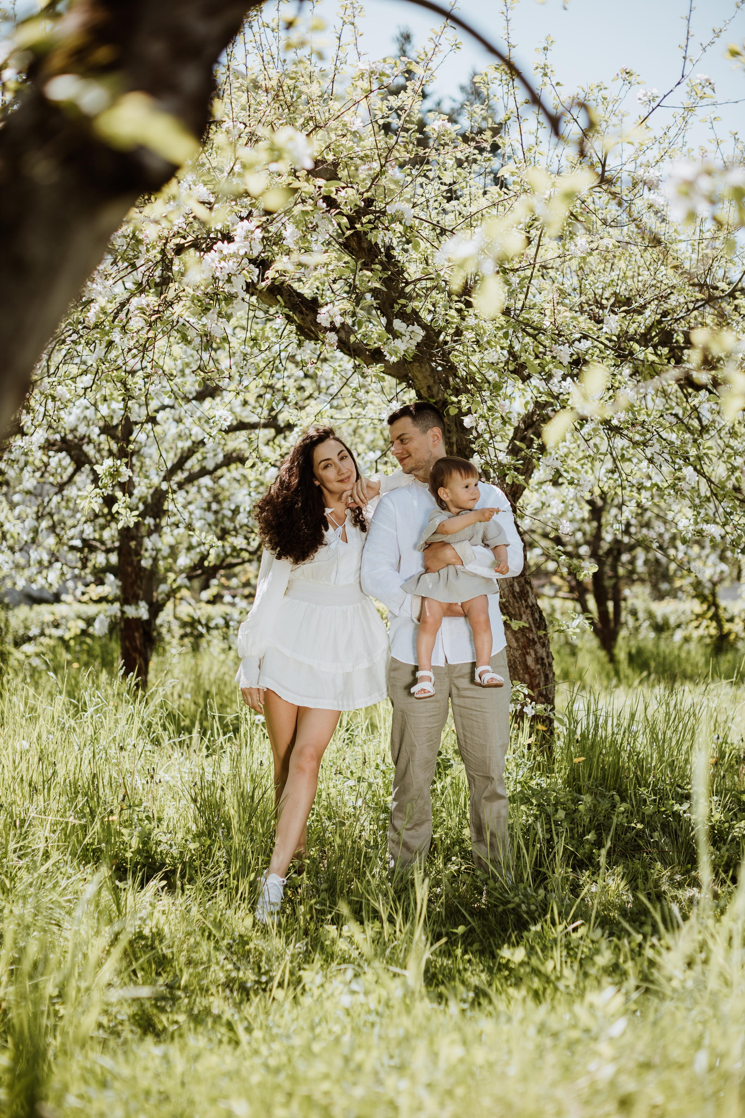 Семейная фотосессия в яблочном саду. Fotografo di matrimoni a Firenze, Pisa e Toscana | Fotografia spontanea ed elegante in Italia