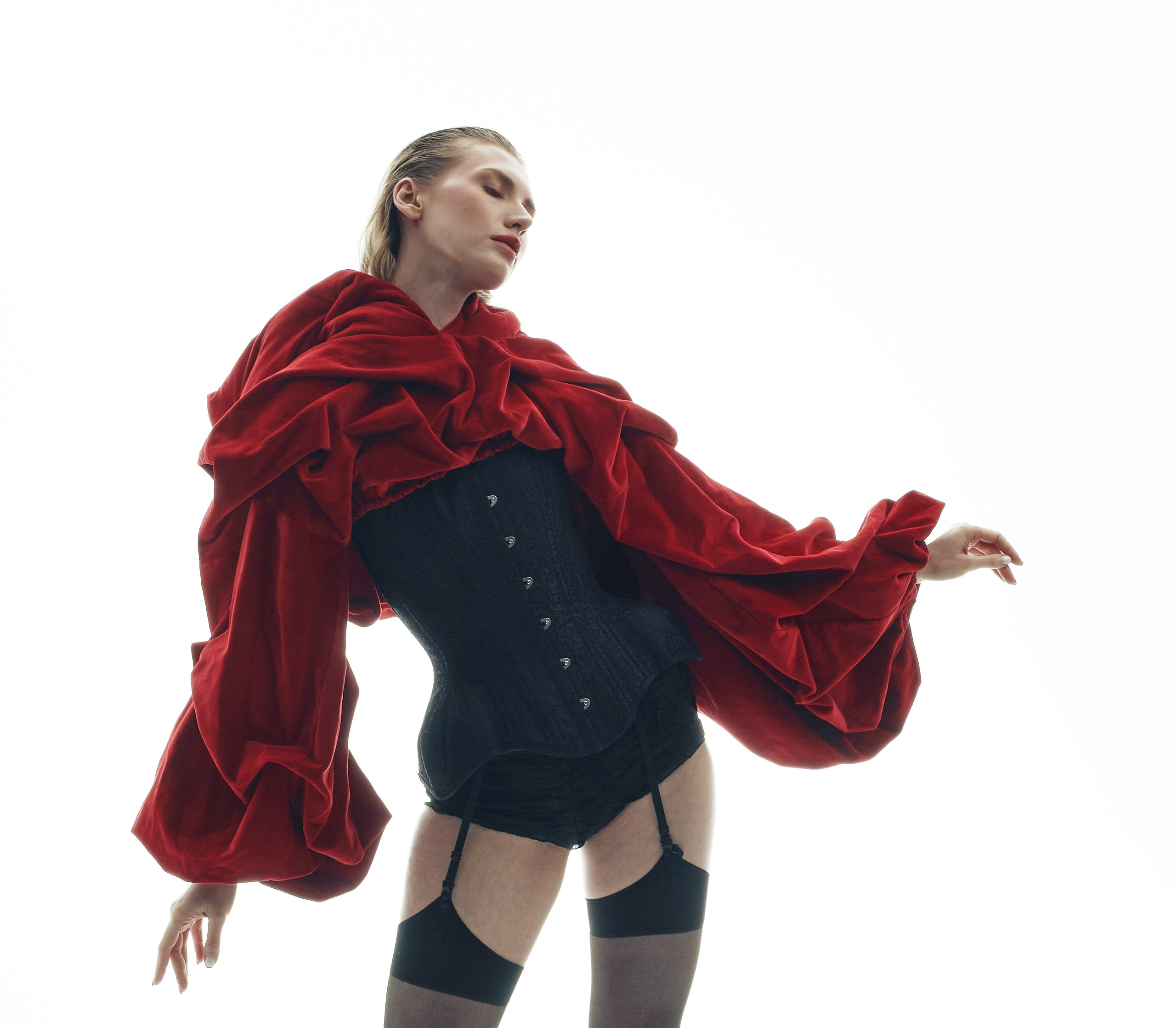 Fotograf Vitalii Hychkevich, modelka Zuzia Rybińska, makijaż i włosy Kate Ukhova, ubrania projektu A.Cotte - Angelica Kotowska