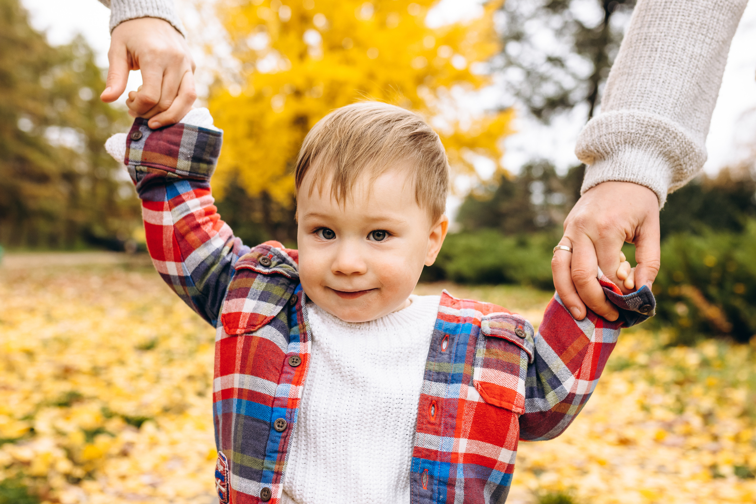Family walk in the autunm park. Весільний фотограф Київ Осокін Євгеній