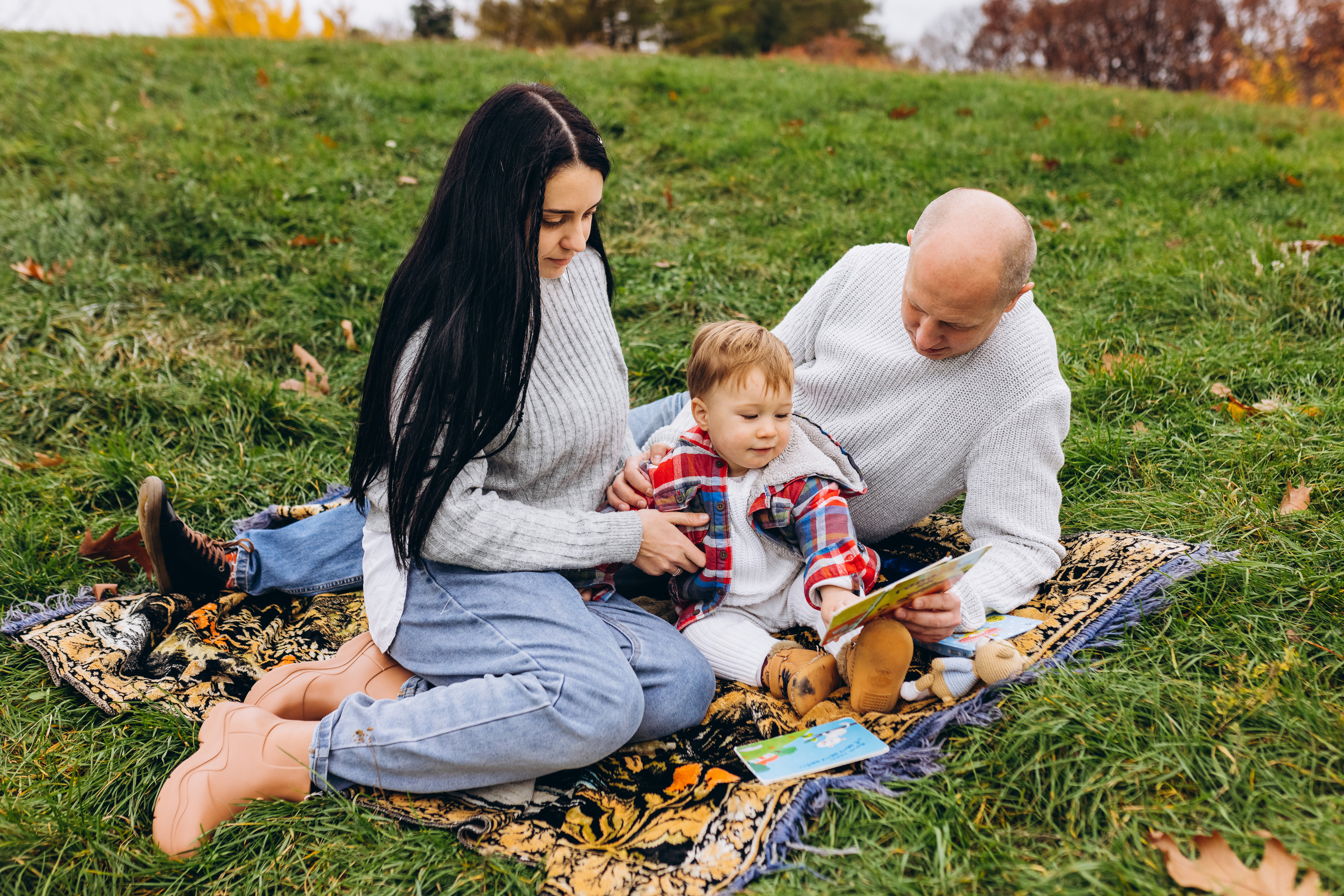 Family walk in the autunm park. Весільний фотограф Київ Осокін Євгеній