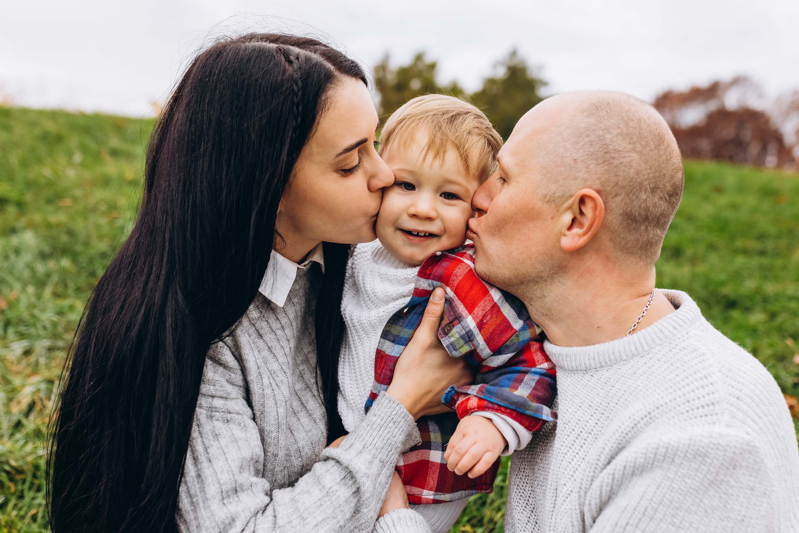 Family walk in the autunm park. Весільний фотограф Київ Осокін Євгеній