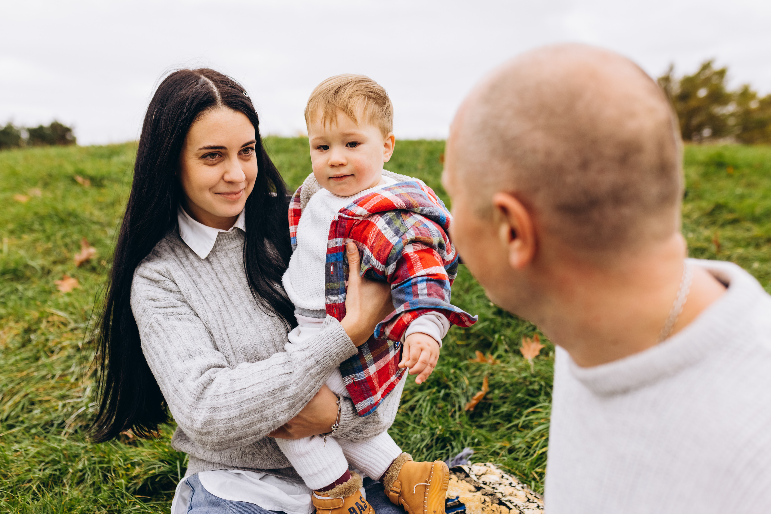 Family walk in the autunm park. Весільний фотограф Київ Осокін Євгеній