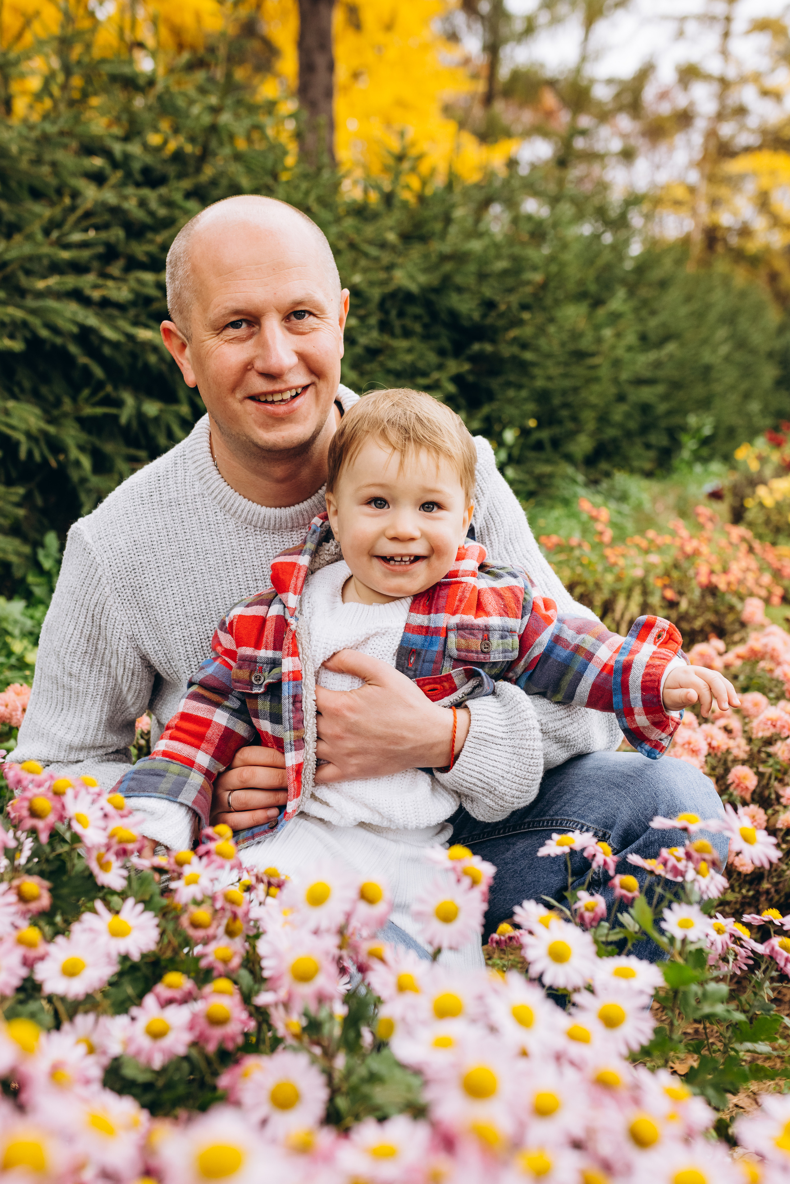 Family walk in the autunm park. Весільний фотограф Київ Осокін Євгеній