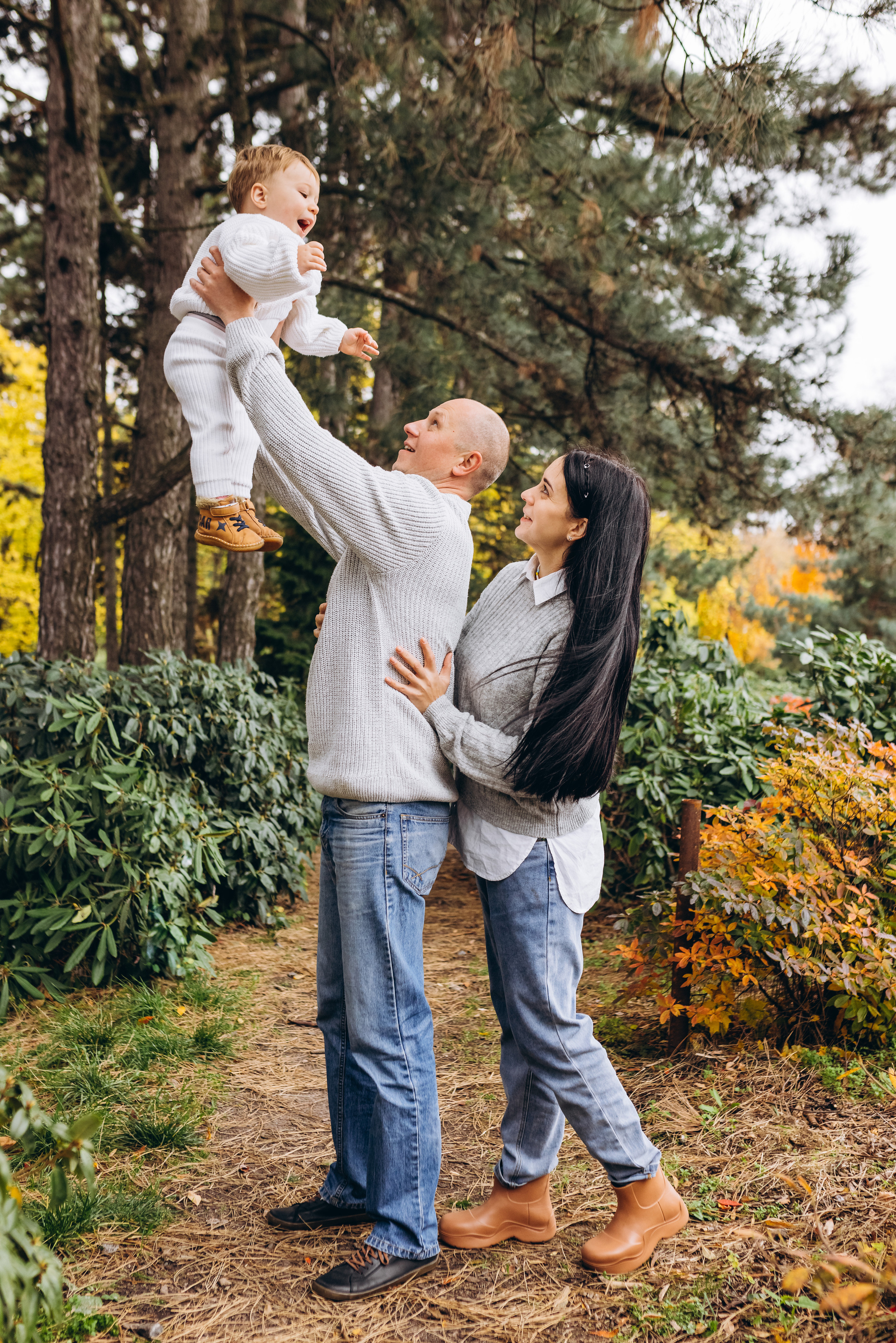 Family walk in the autunm park. Весільний фотограф Київ Осокін Євгеній