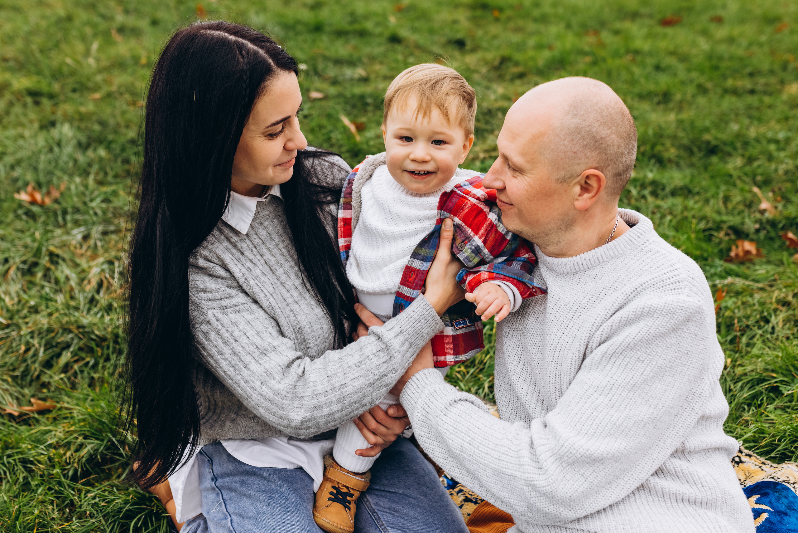 Family walk in the autunm park. Весільний фотограф Київ Осокін Євгеній