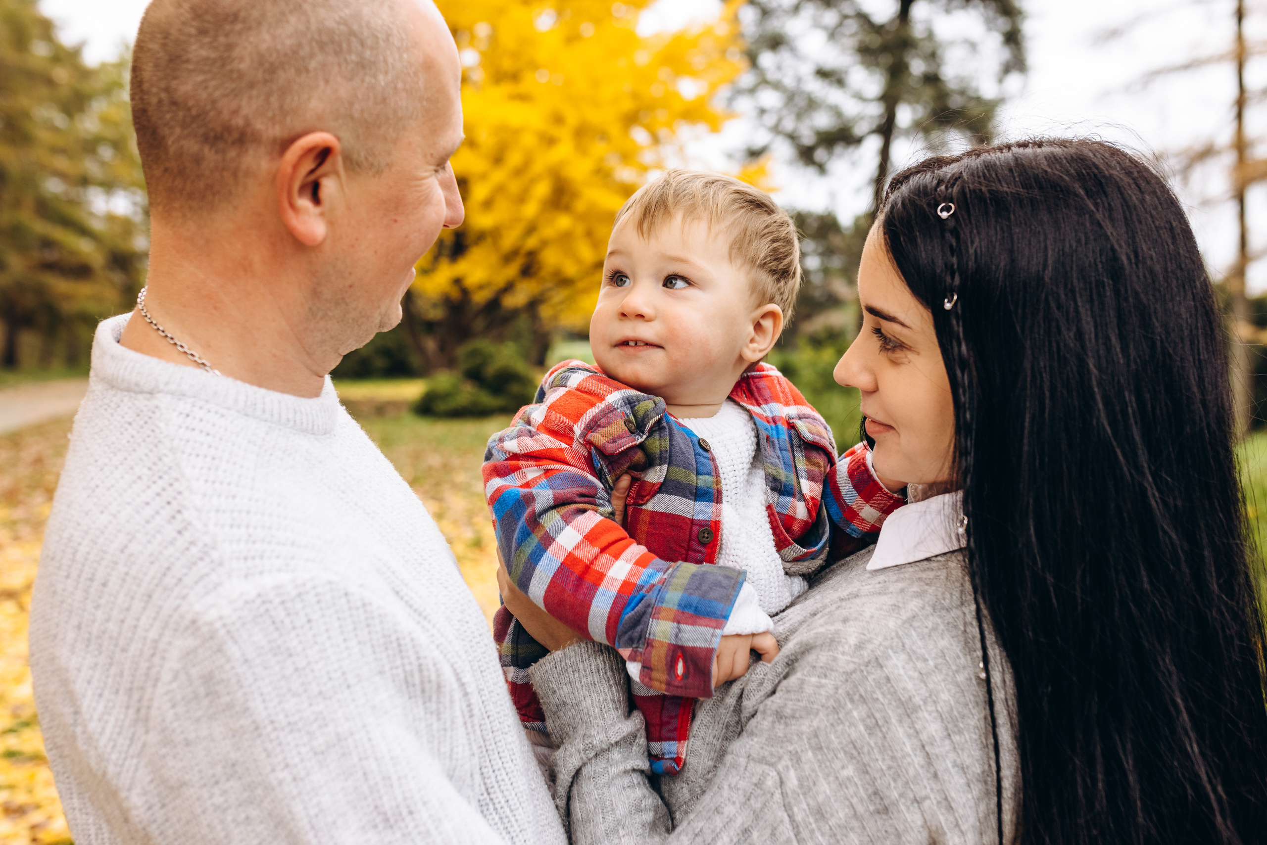 Family walk in the autunm park. Весільний фотограф Київ Осокін Євгеній
