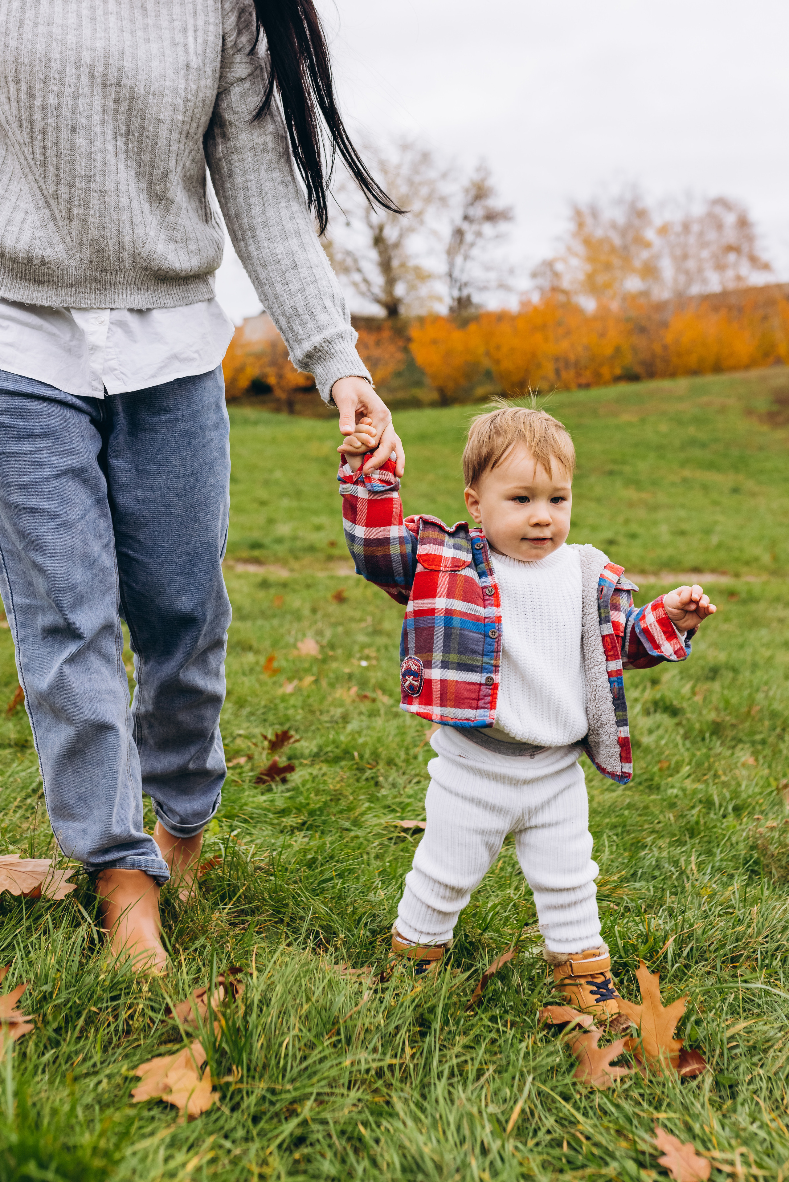 Family walk in the autunm park. Весільний фотограф Київ Осокін Євгеній