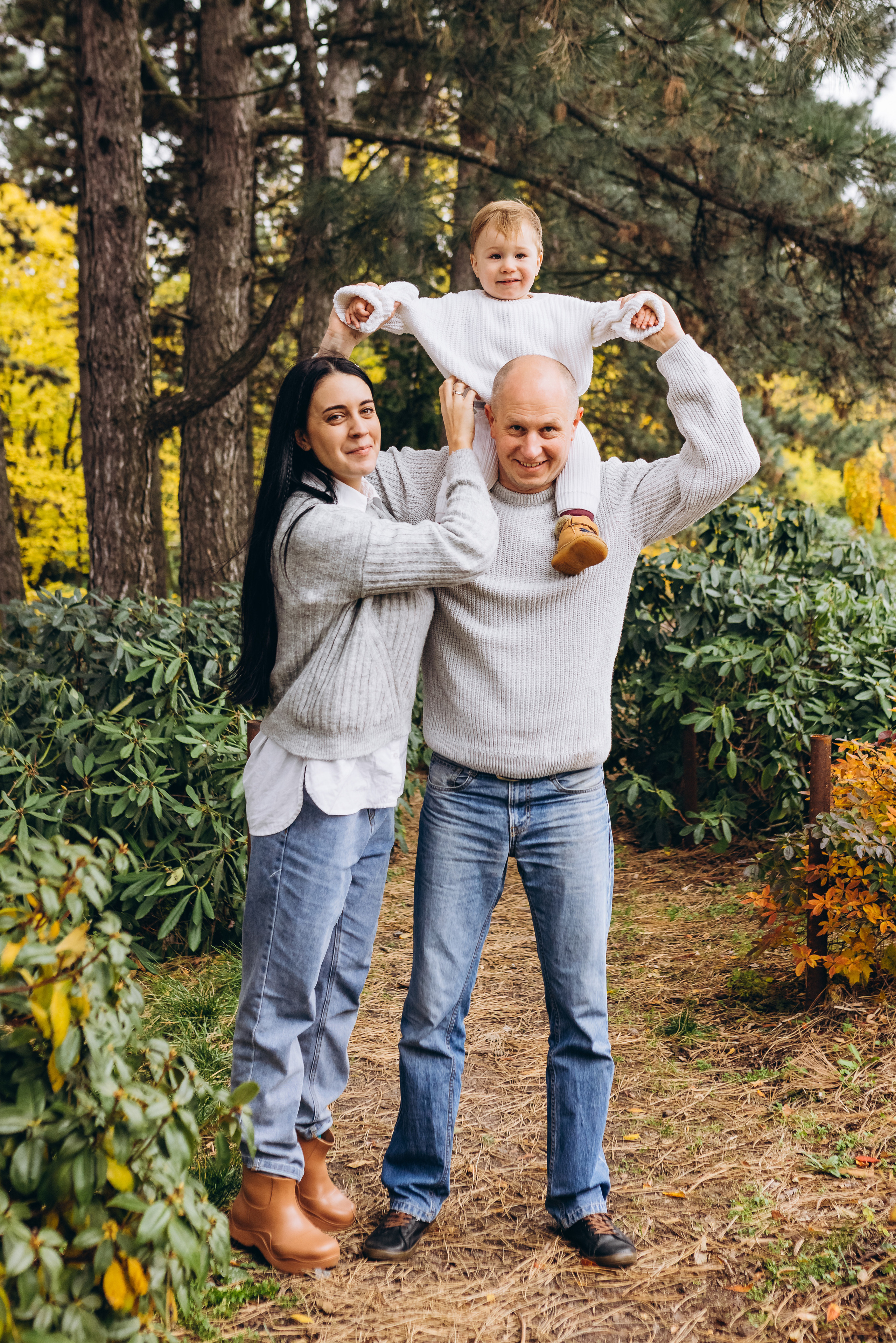 Family walk in the autunm park. Весільний фотограф Київ Осокін Євгеній