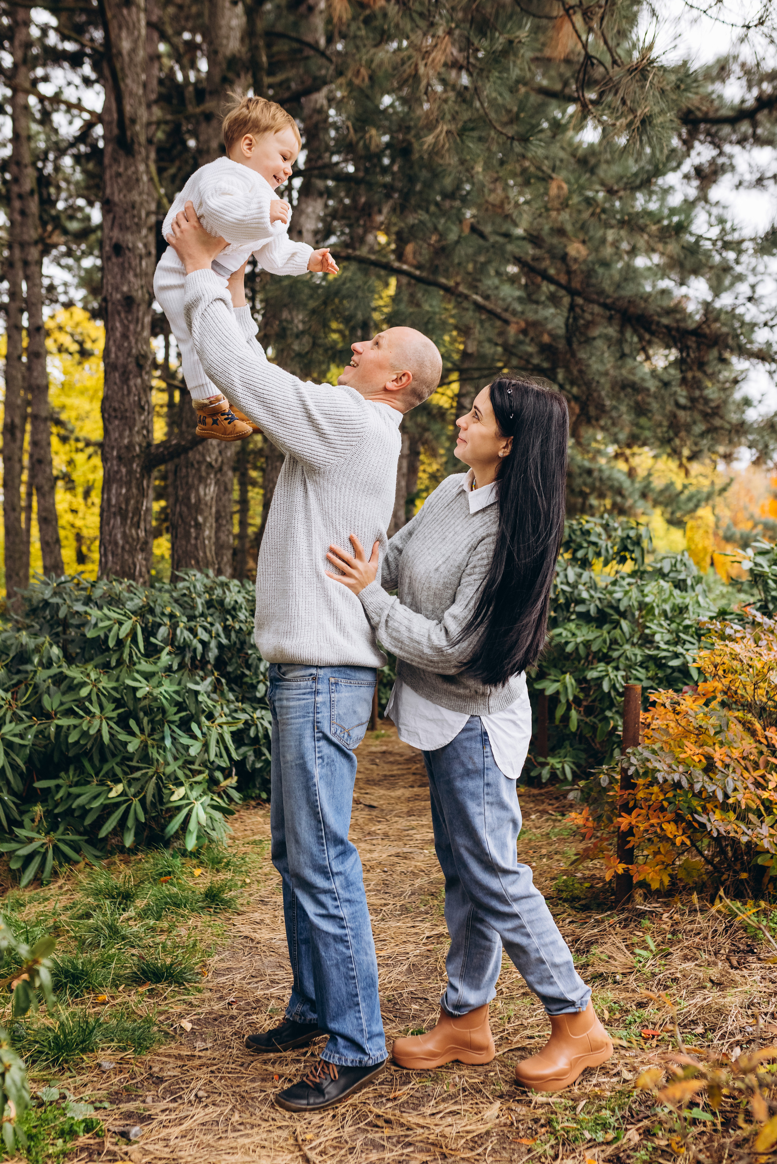 Family walk in the autunm park. Весільний фотограф Київ Осокін Євгеній
