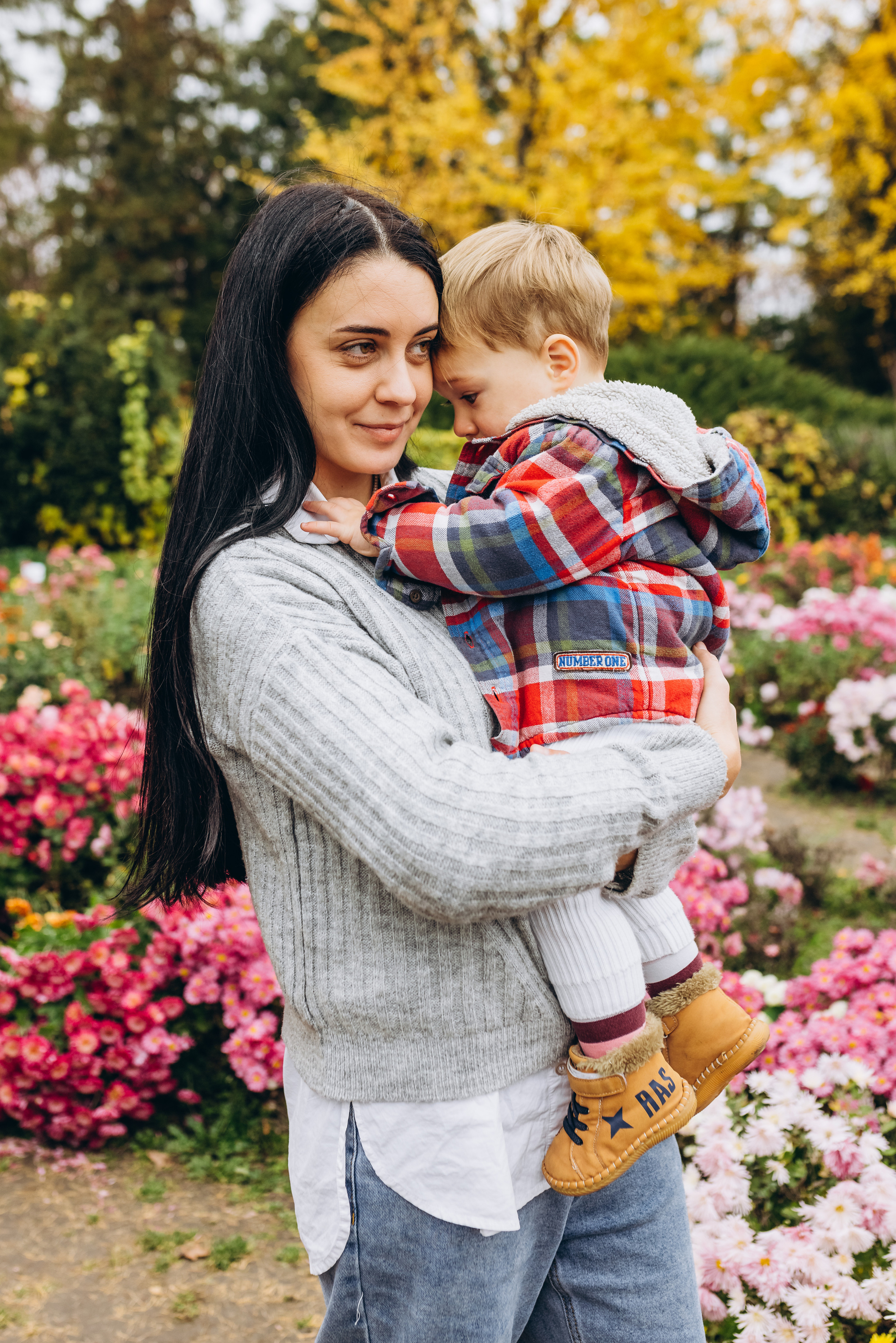 Family walk in the autunm park. Весільний фотограф Київ Осокін Євгеній