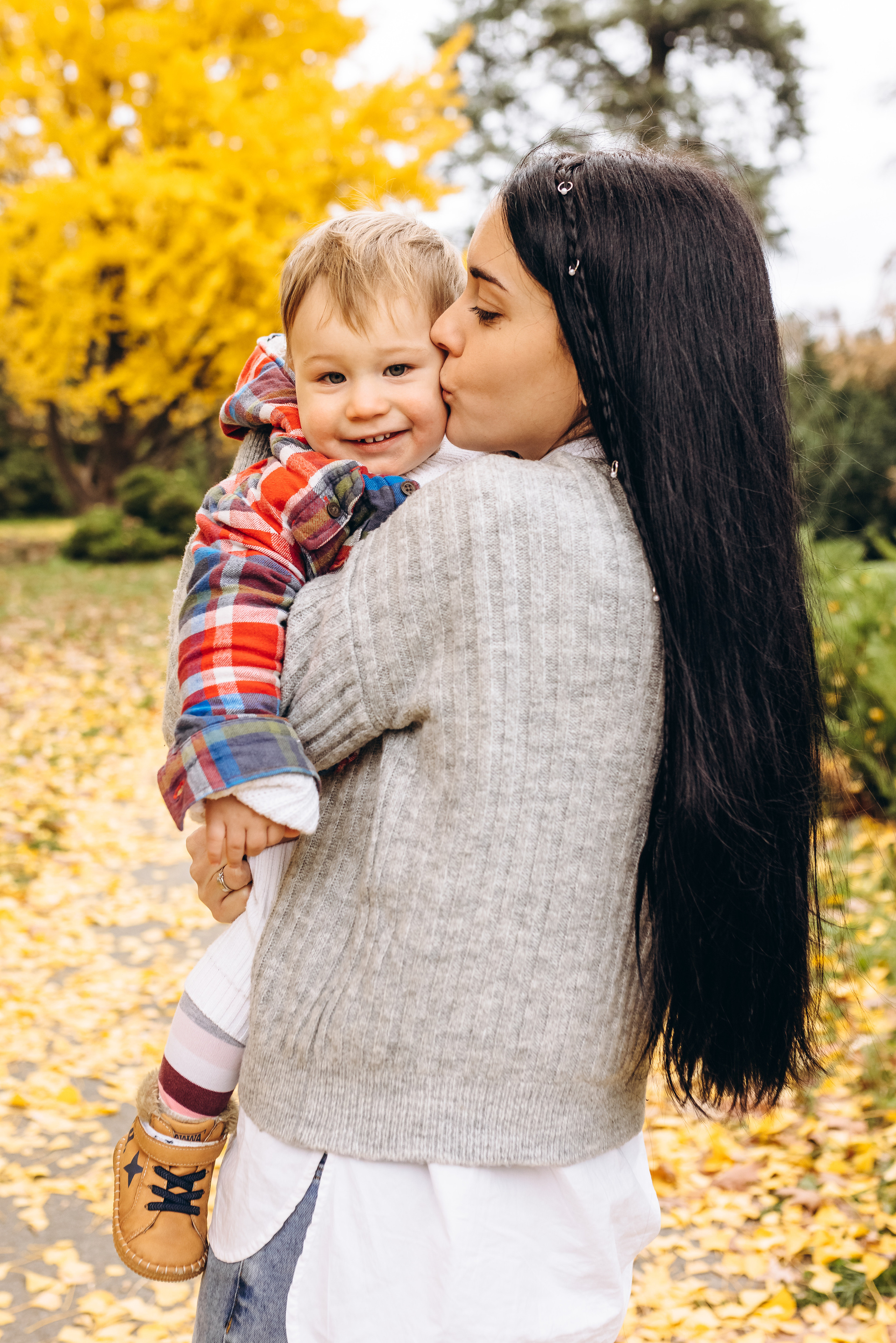 Family walk in the autunm park. Весільний фотограф Київ Осокін Євгеній