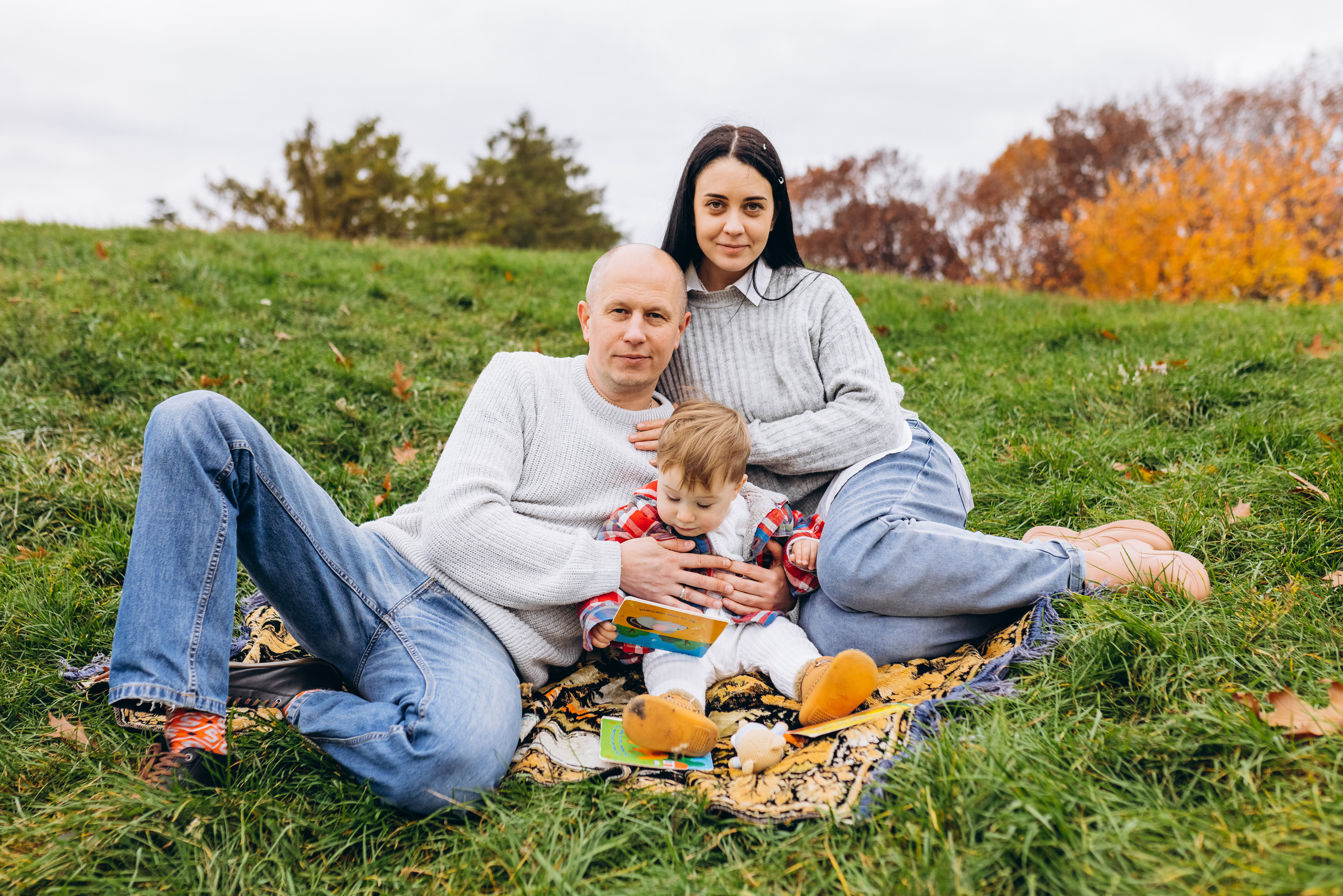 Family walk in the autunm park. Весільний фотограф Київ Осокін Євгеній