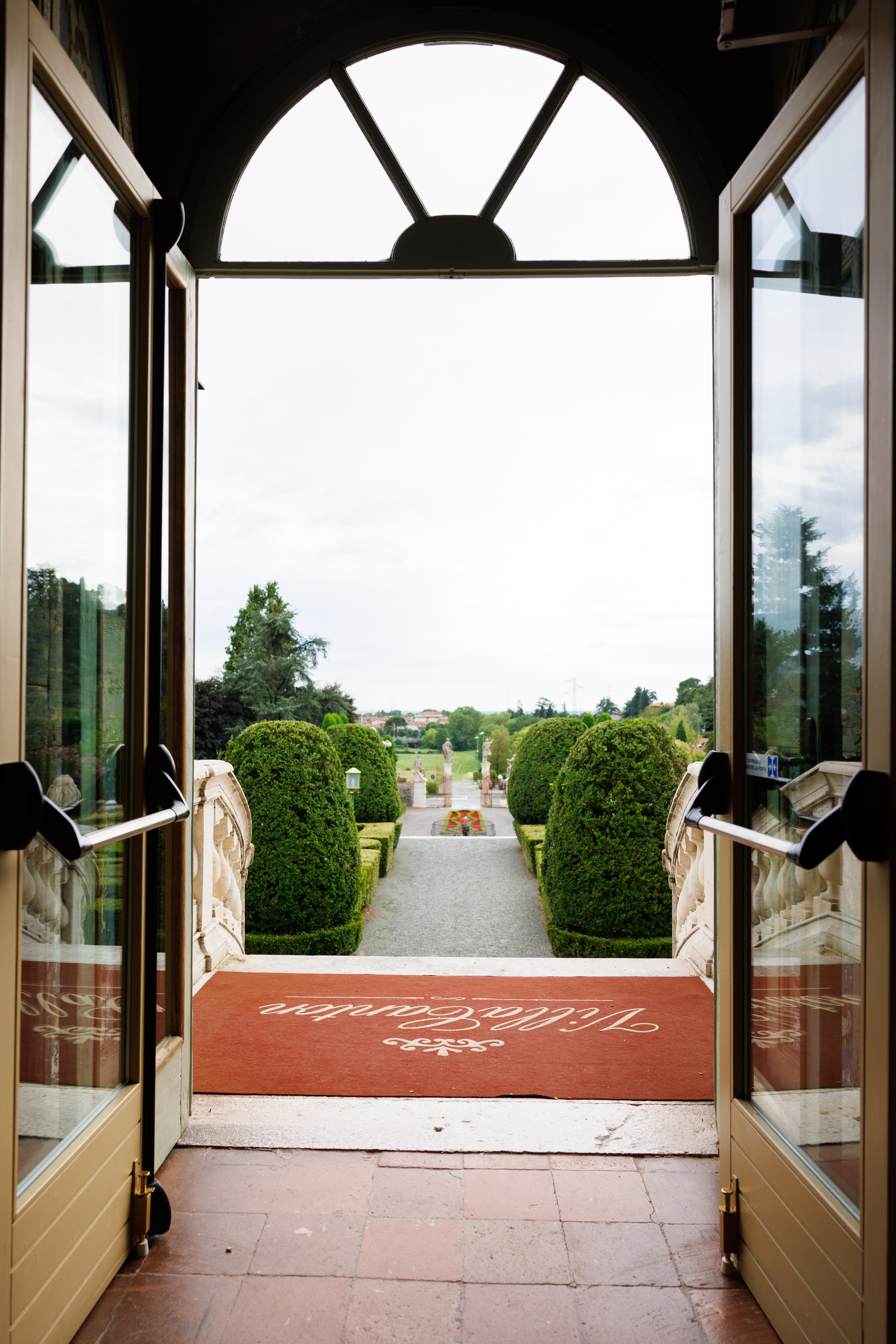 Camilla & Guiseppe (Bergamo, Villa Canton). Wedding photographer Osokin Evgeniy