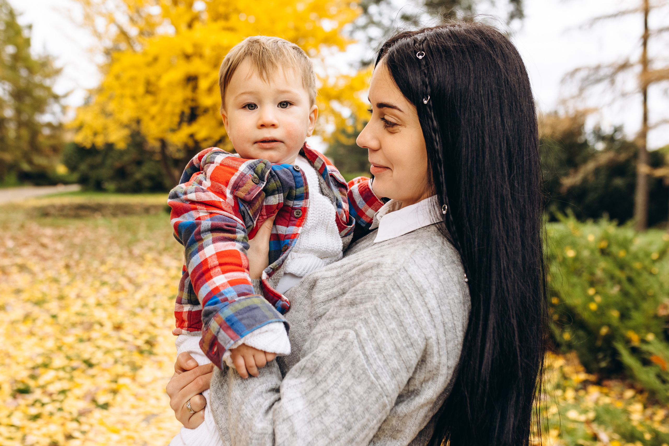 Family walk in the autunm park. Весільний фотограф Київ Осокін Євгеній