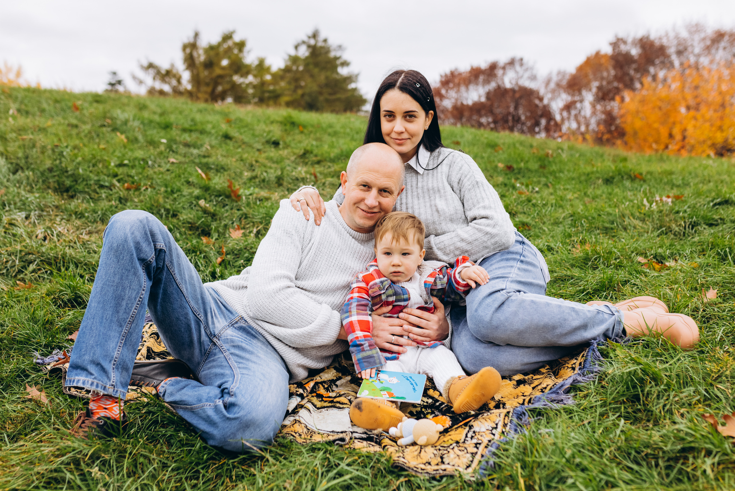 Family walk in the autunm park. Весільний фотограф Київ Осокін Євгеній