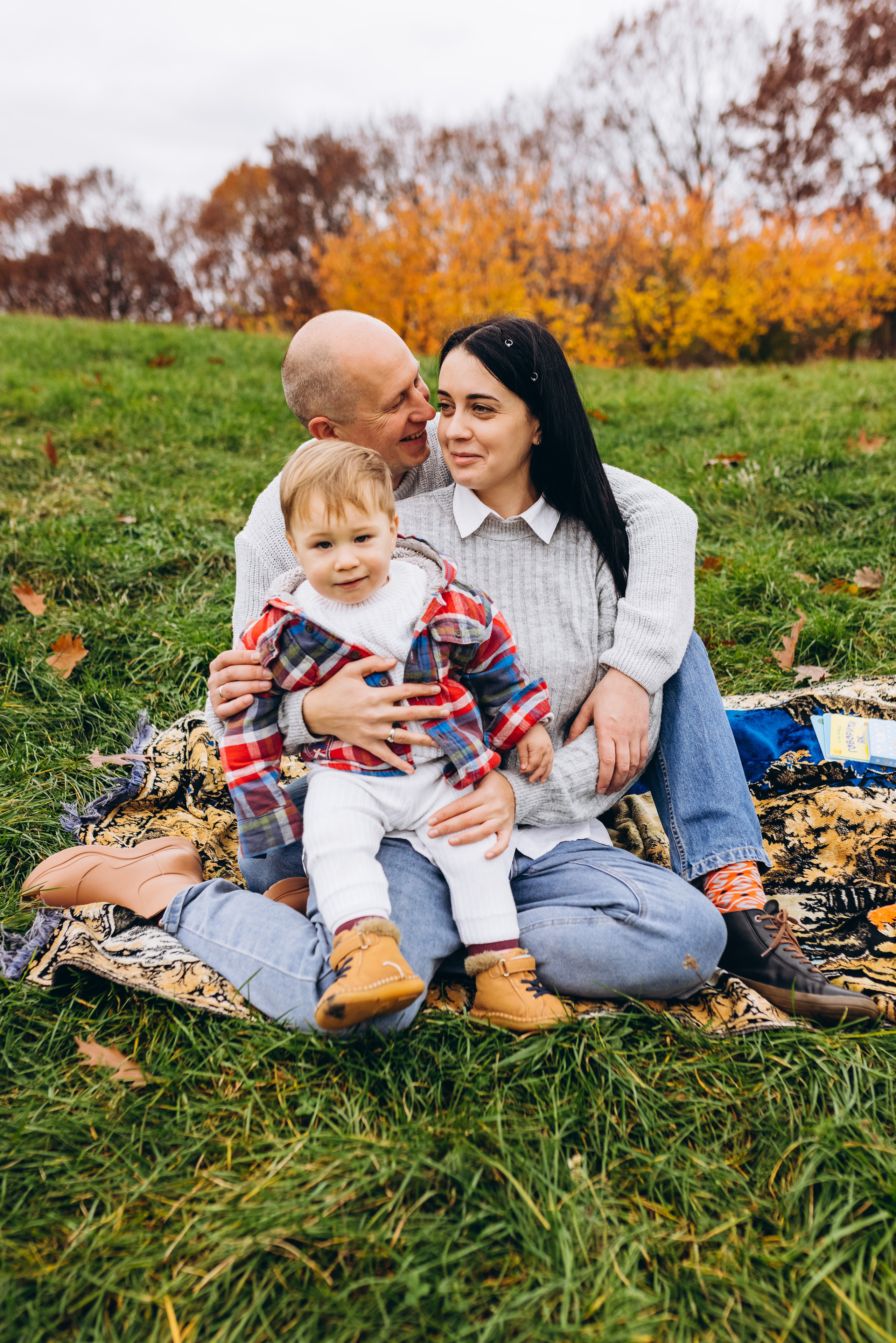 Family walk in the autunm park. Весільний фотограф Київ Осокін Євгеній